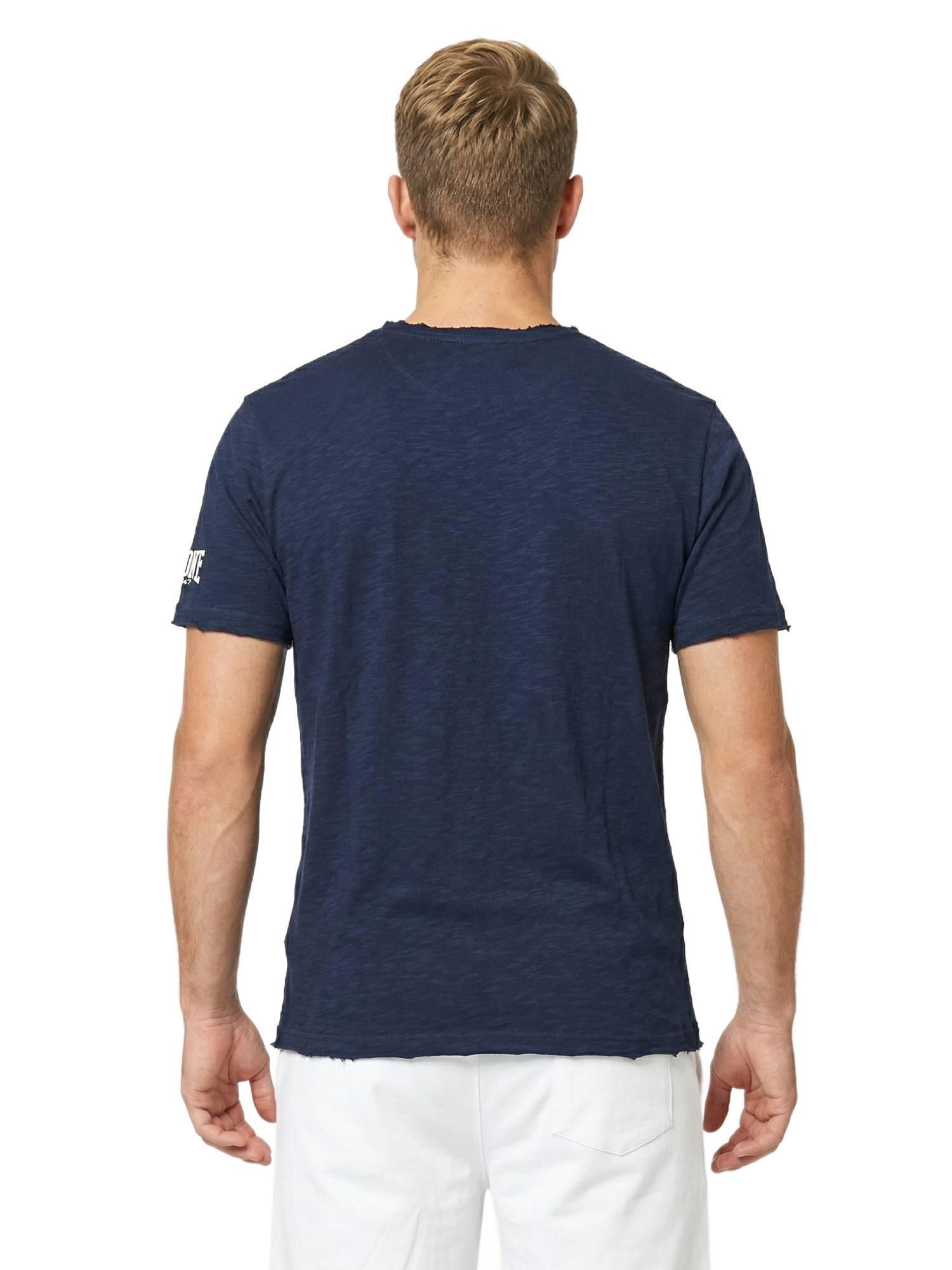 Camiseta masculina de manga curta em tecido texturizado com logo pequeno. 4/5
