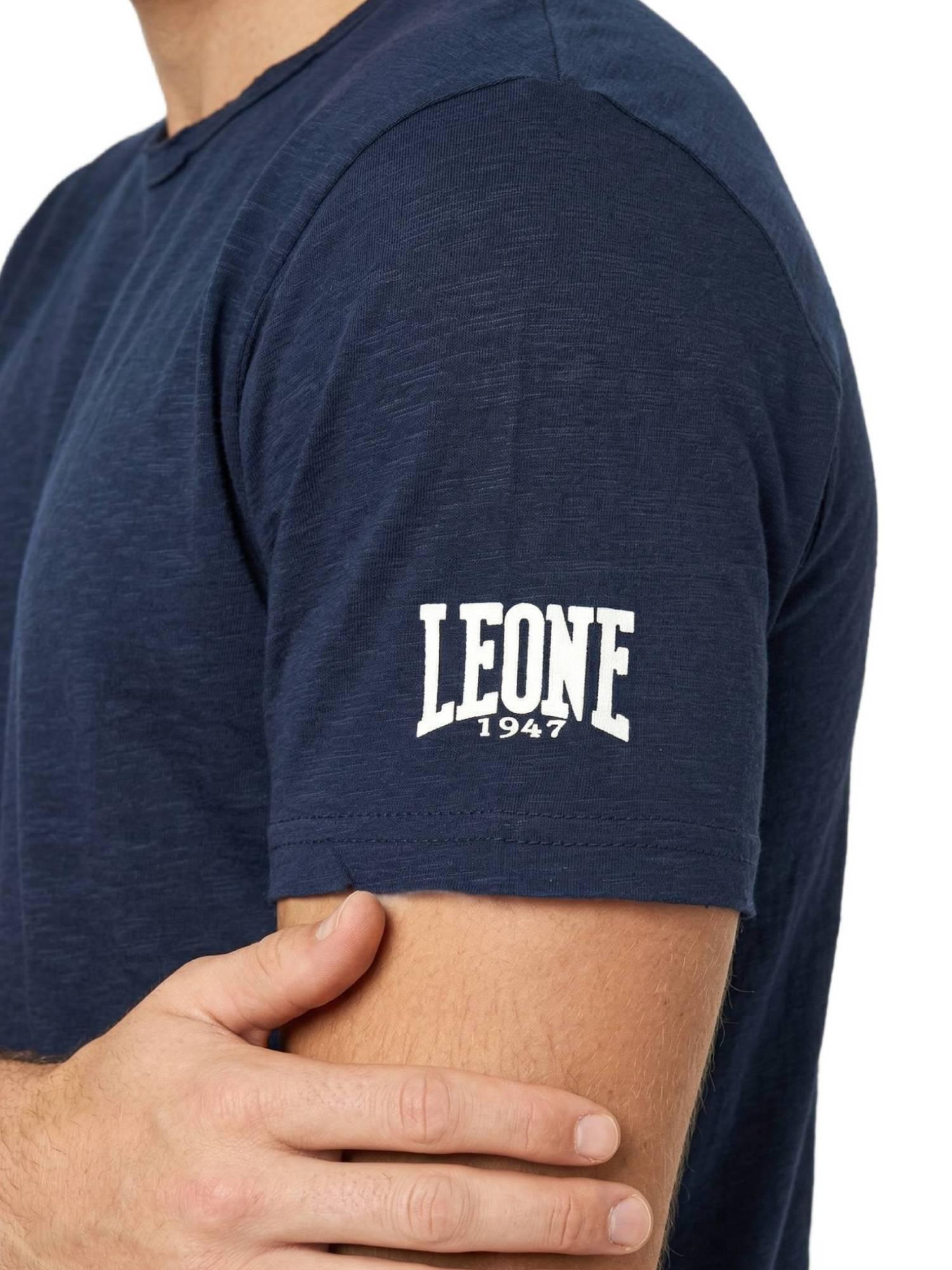 Camiseta masculina de manga curta em tecido texturizado com logo pequeno. 3/5