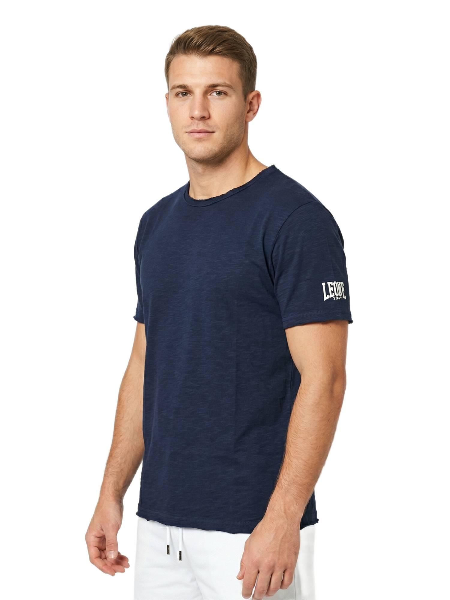 Camiseta masculina de manga curta em tecido texturizado com logo pequeno. 2/5