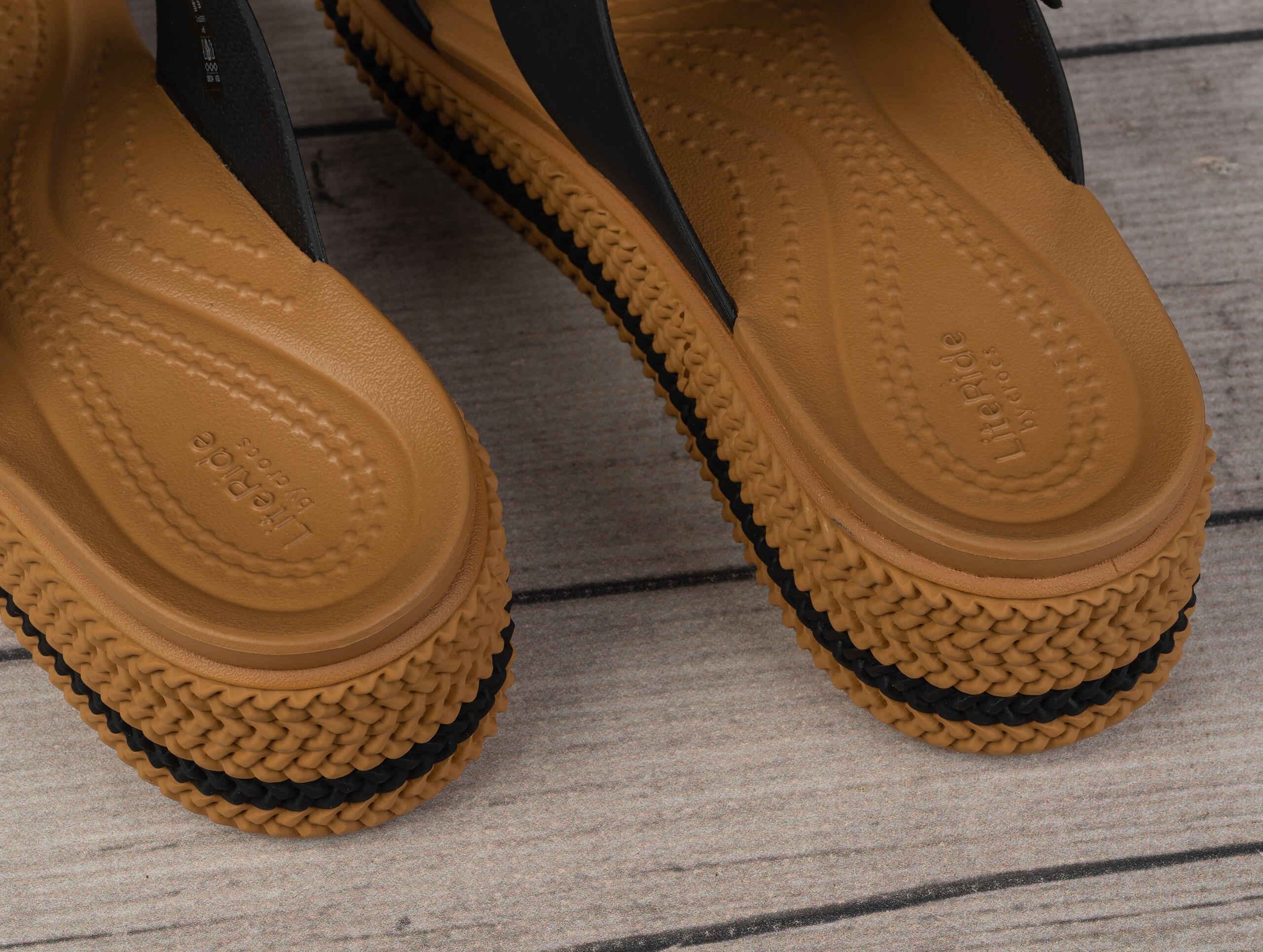 Klapki damskie na platformie Crocs BROOKLYN WOVEN BUCKLE 4/6