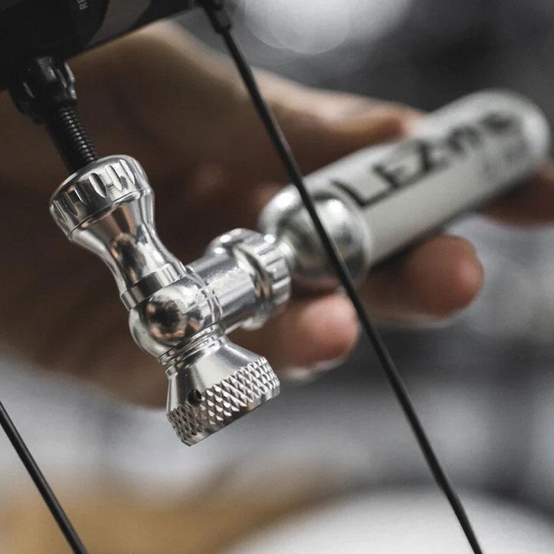 Lezyne Control Drive CO2 - elegancki inflator CNC z pokrętłem 3/5
