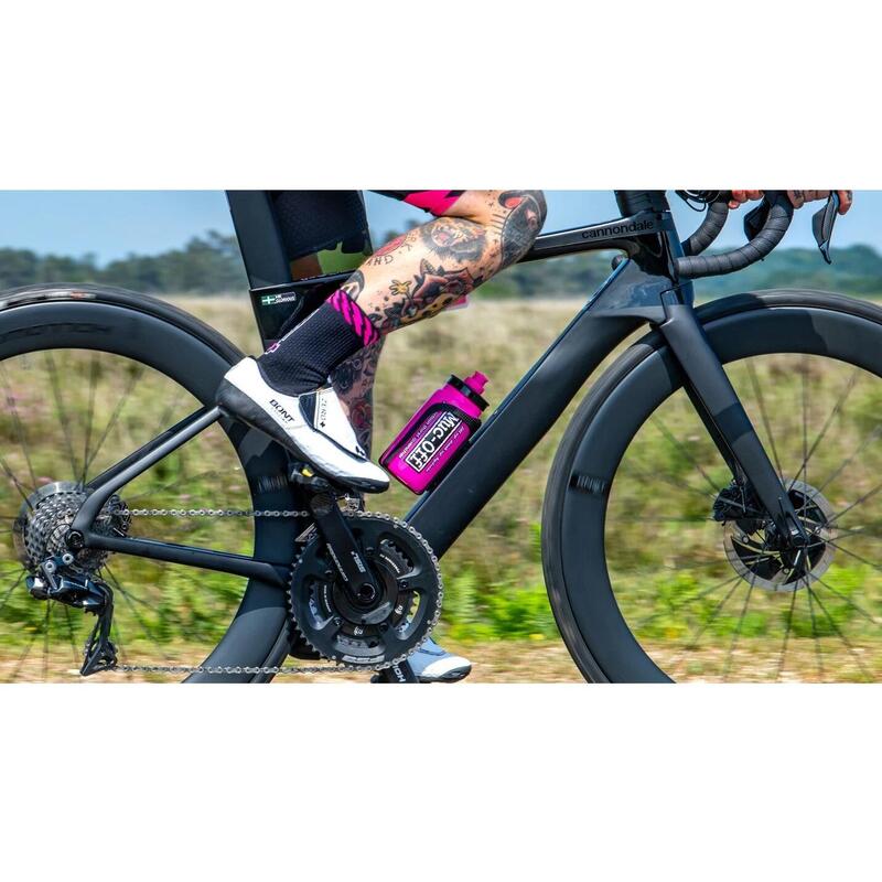 Bidon Muc-Off X Elite Fly 550 ml Roz, cu capac ergonomic.