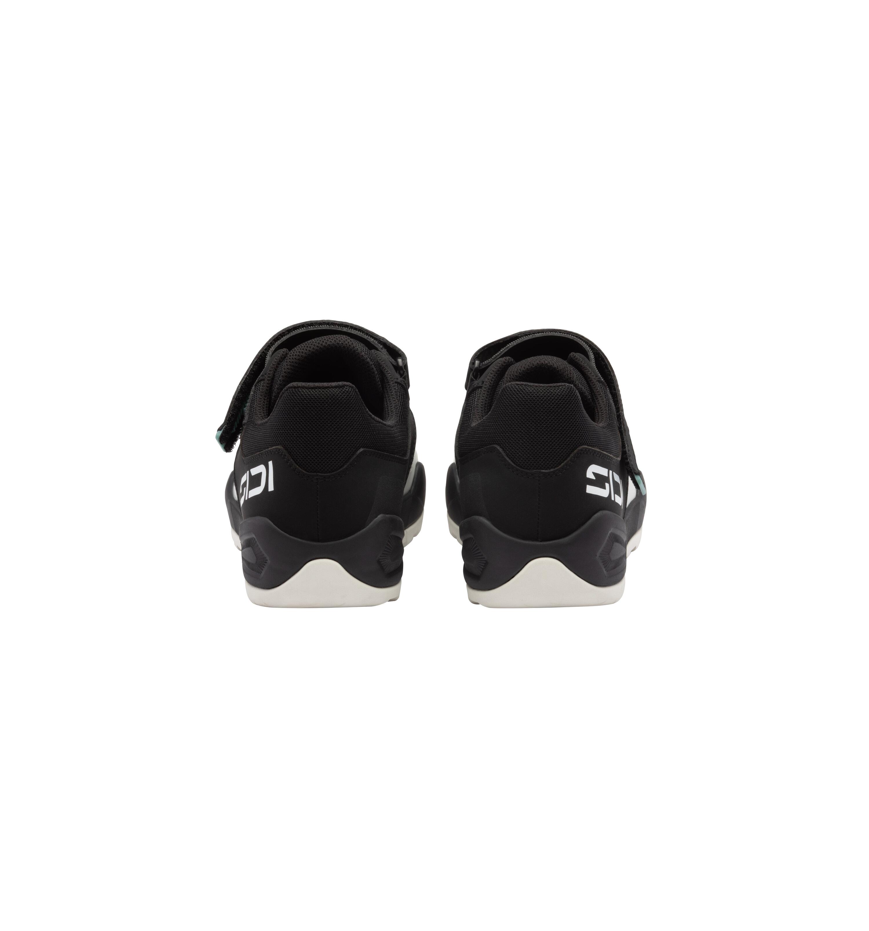 INDOMITA ijswit/zwarte schoenen 3/5