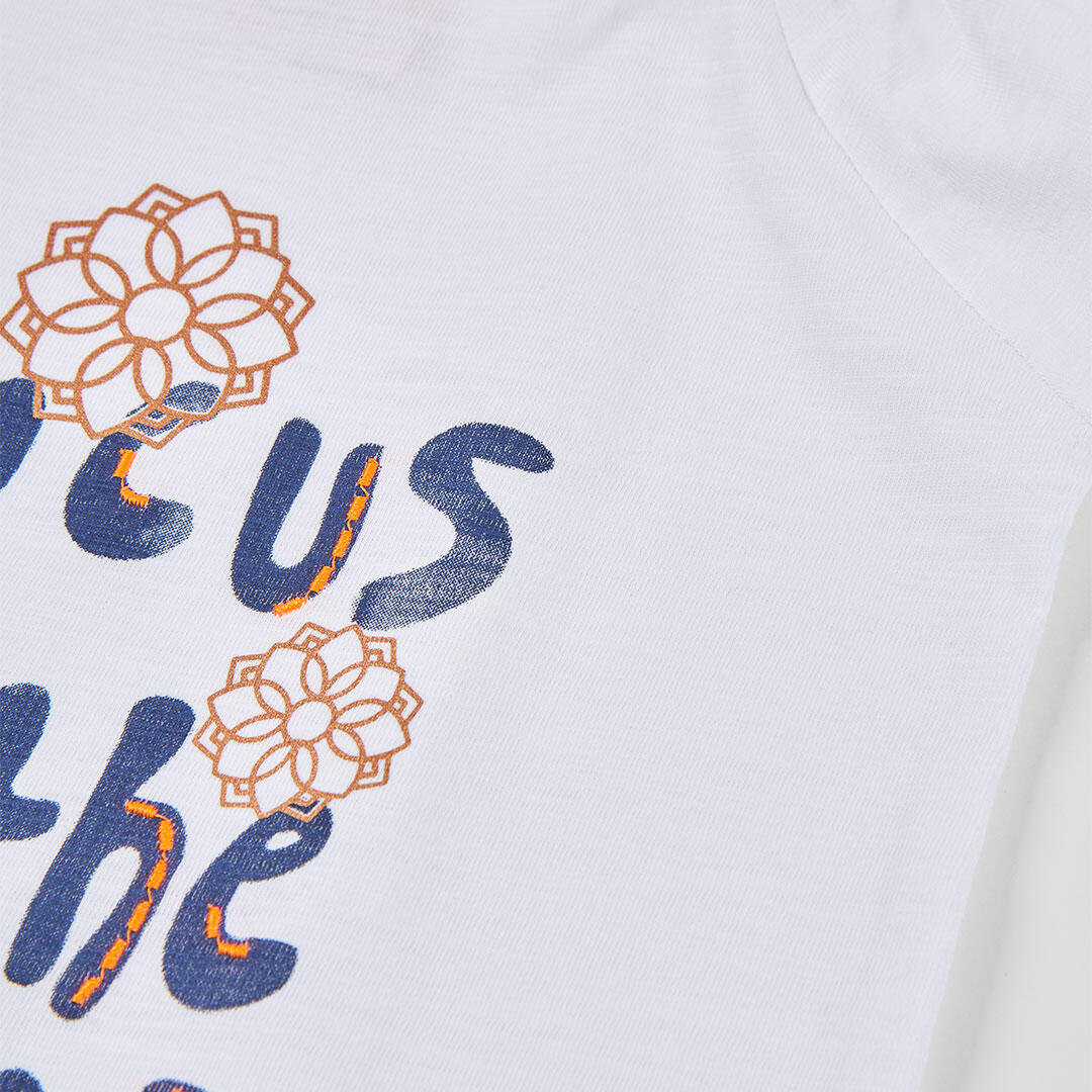 Camiseta de algodón para niña con estampado floral y mensaje 3/4