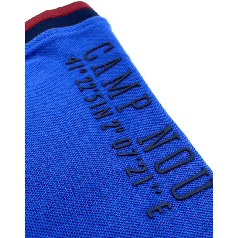 Das T-Shirt mit dem königsblauen Kragen vom Camp Nou 6/7