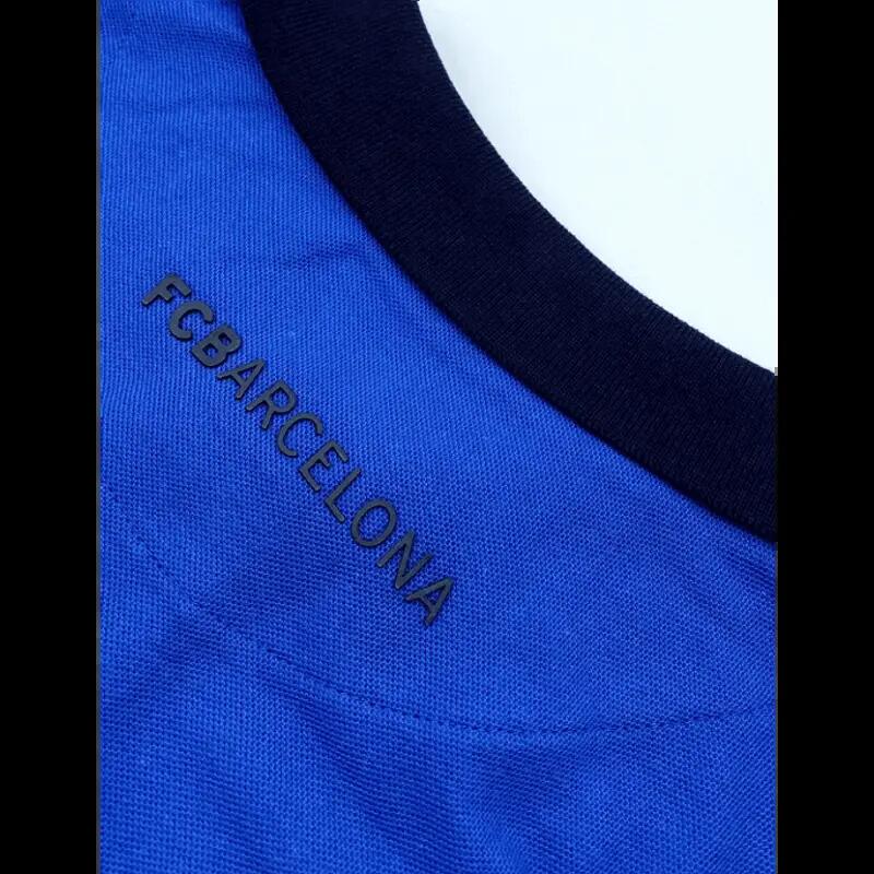 Das T-Shirt mit dem königsblauen Kragen vom Camp Nou 4/7