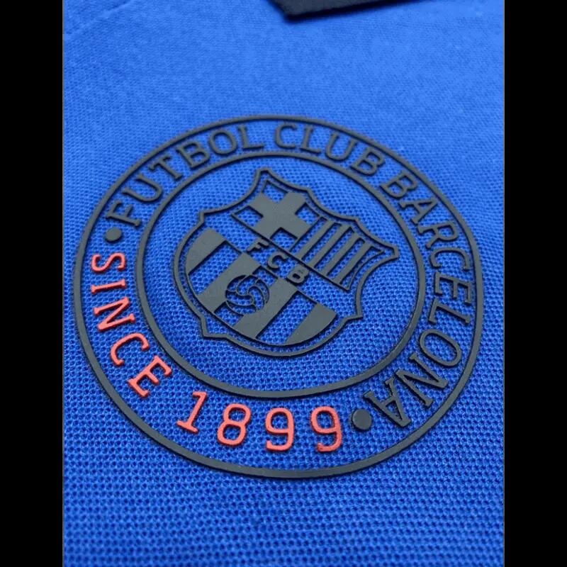 Das T-Shirt mit dem königsblauen Kragen vom Camp Nou 3/7
