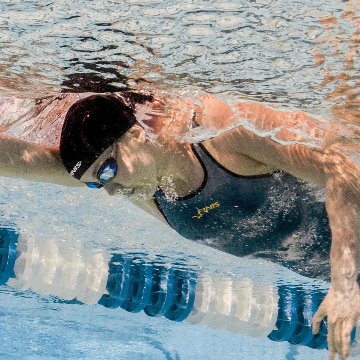 Lunettes de natation Finis Bolt - noir avec verres miroirs dorés 3/4