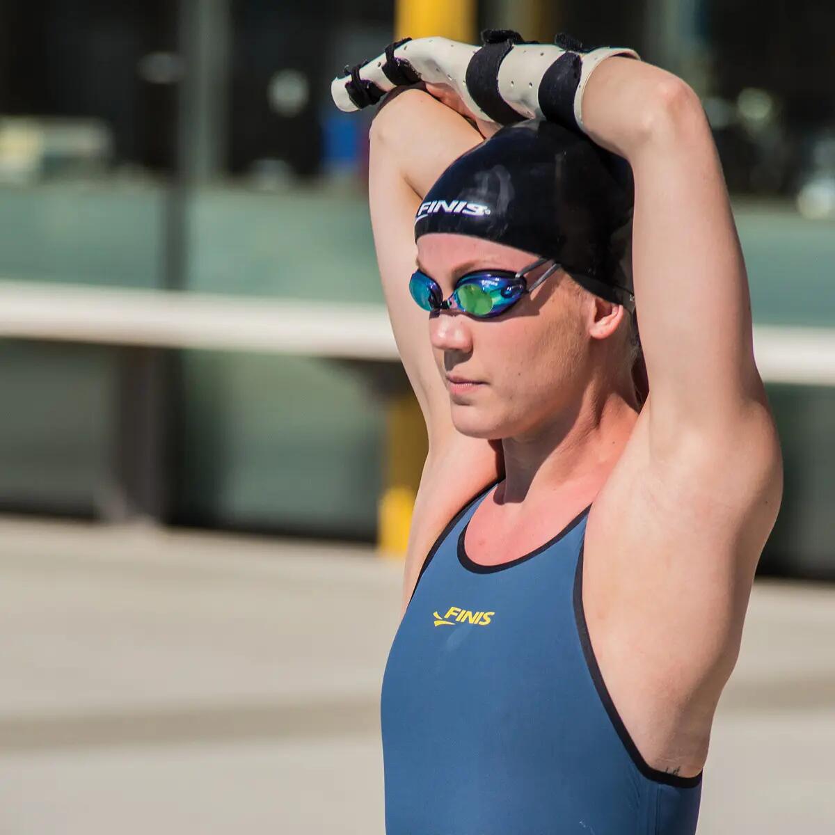 Lunettes de natation Finis Bolt - noir avec verres miroirs dorés 2/4