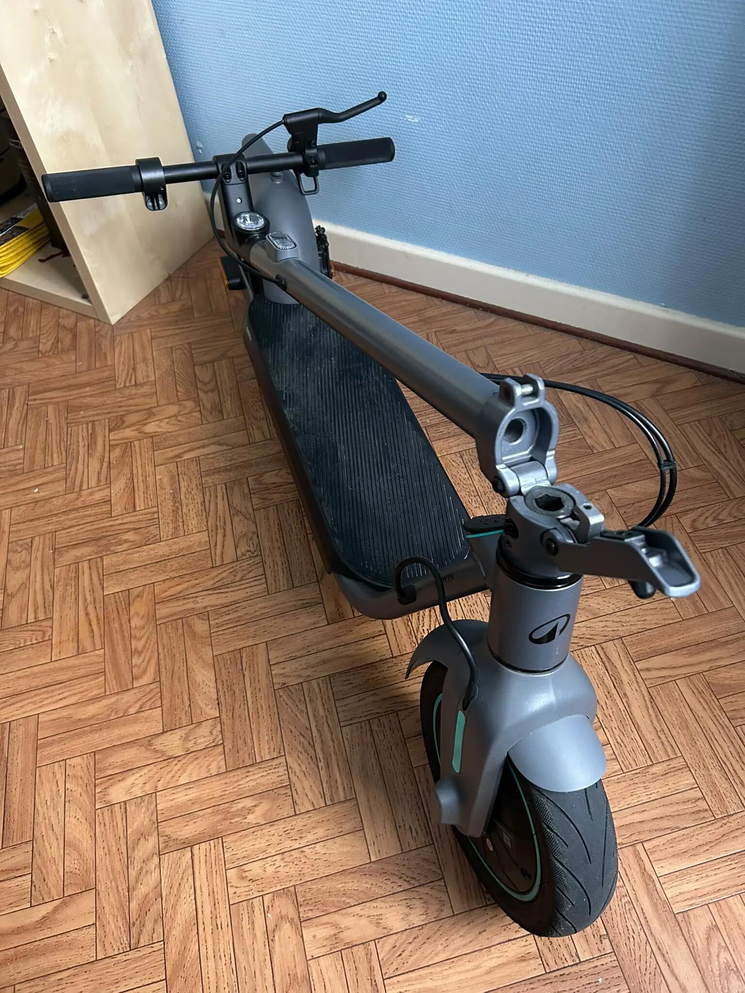 Tussen Particulieren - Trottinette électrique max: 25 km/u 4/7