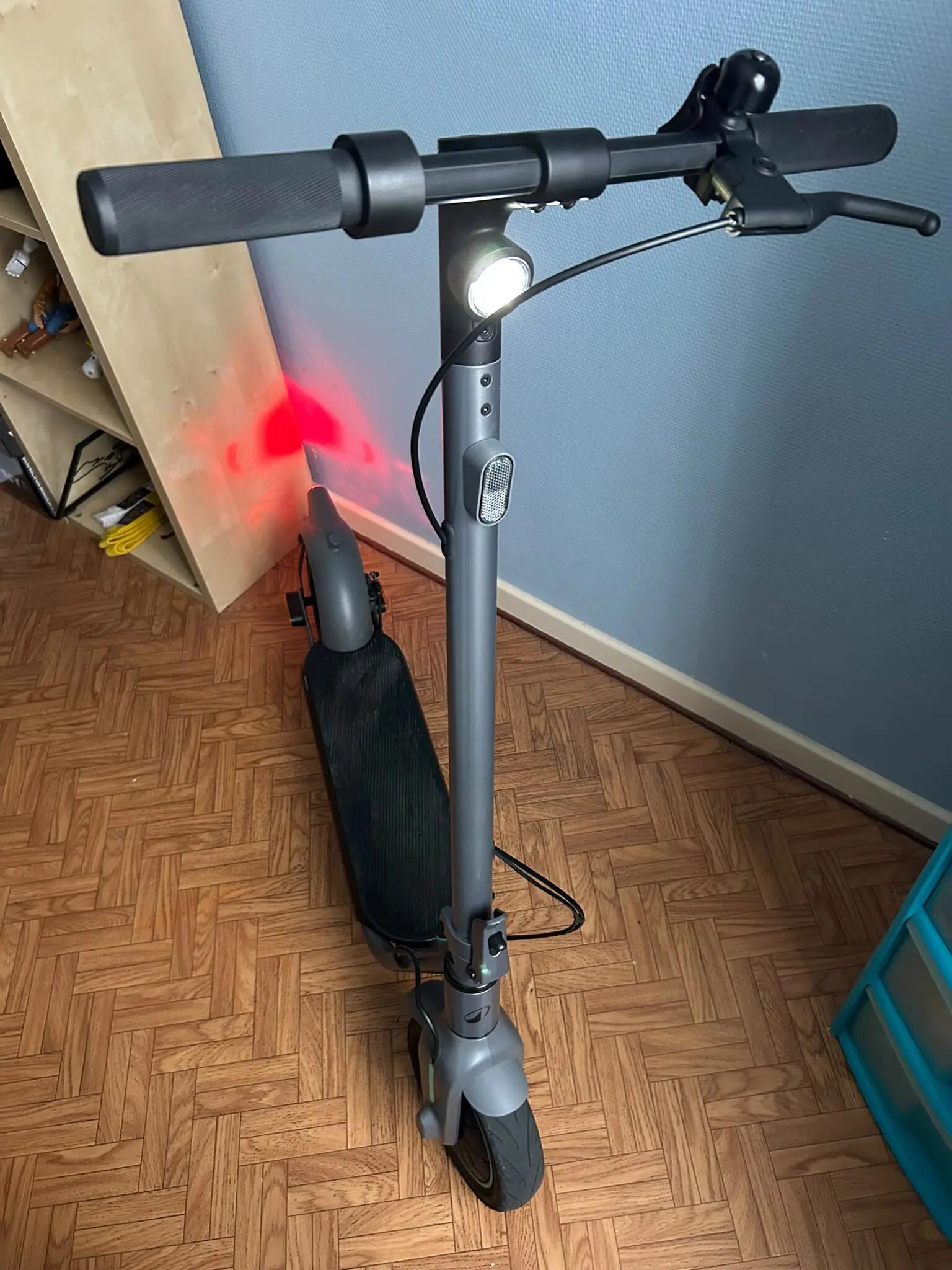 Tussen Particulieren - Trottinette électrique max: 25 km/u 2/7