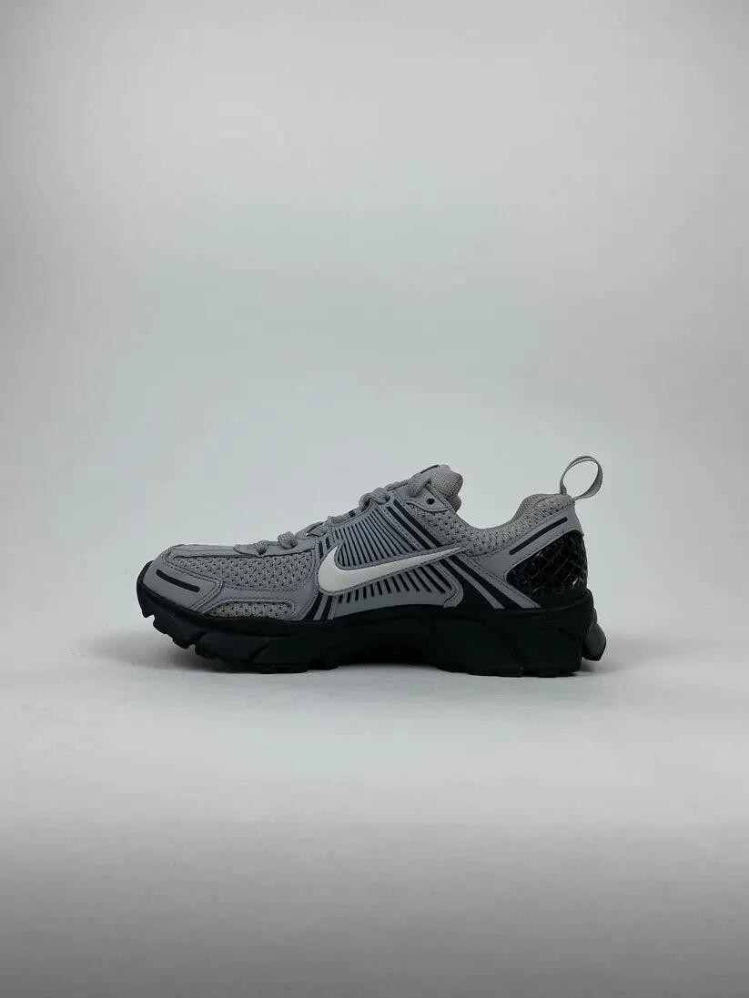 Reconditionné NIKE Baskets Femme, Zoom Vomero 5, Gris Très Bon État 4/4