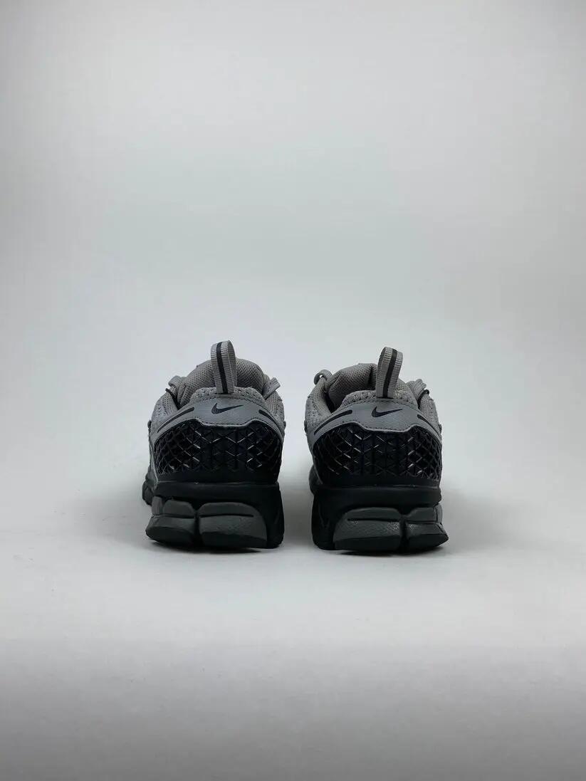 Reconditionné NIKE Baskets Femme, Zoom Vomero 5, Gris Très Bon État 3/4