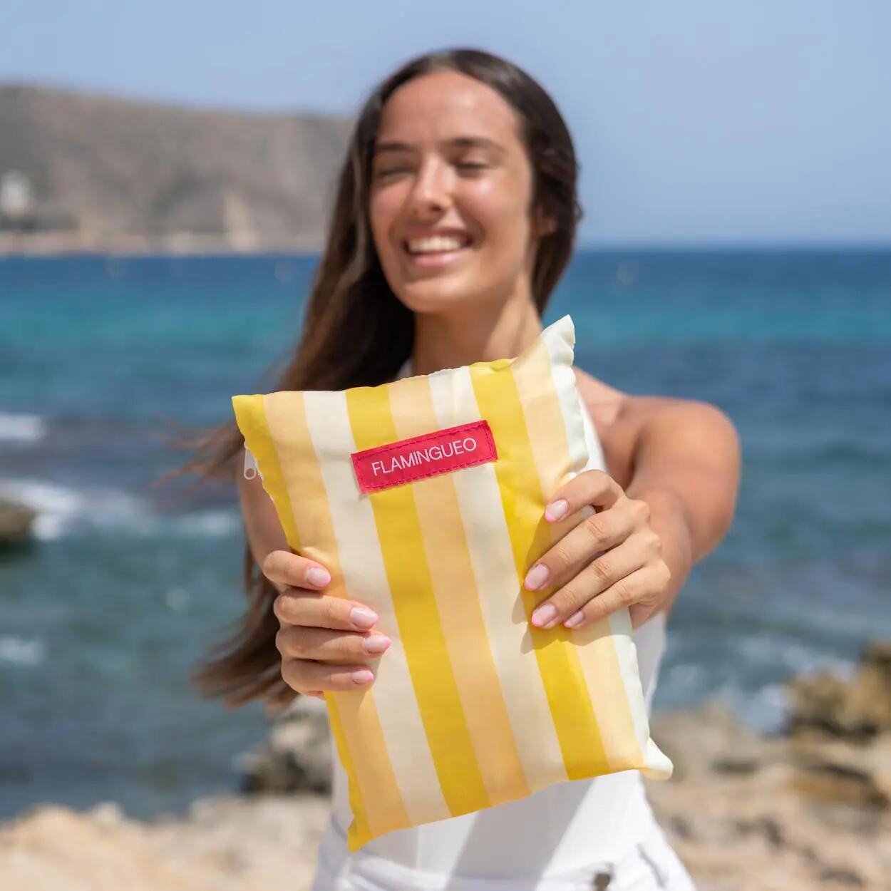 Flamingueo toalla playa microfibra con imanes amarillo 6/7