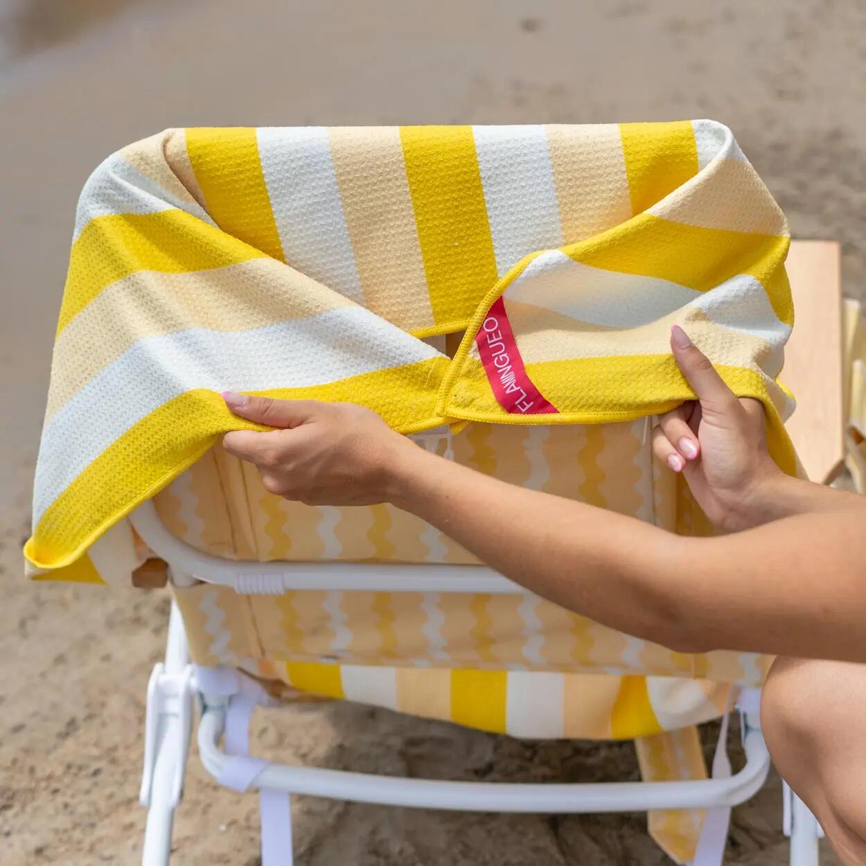 Flamingueo toalla playa microfibra con imanes amarillo 3/7