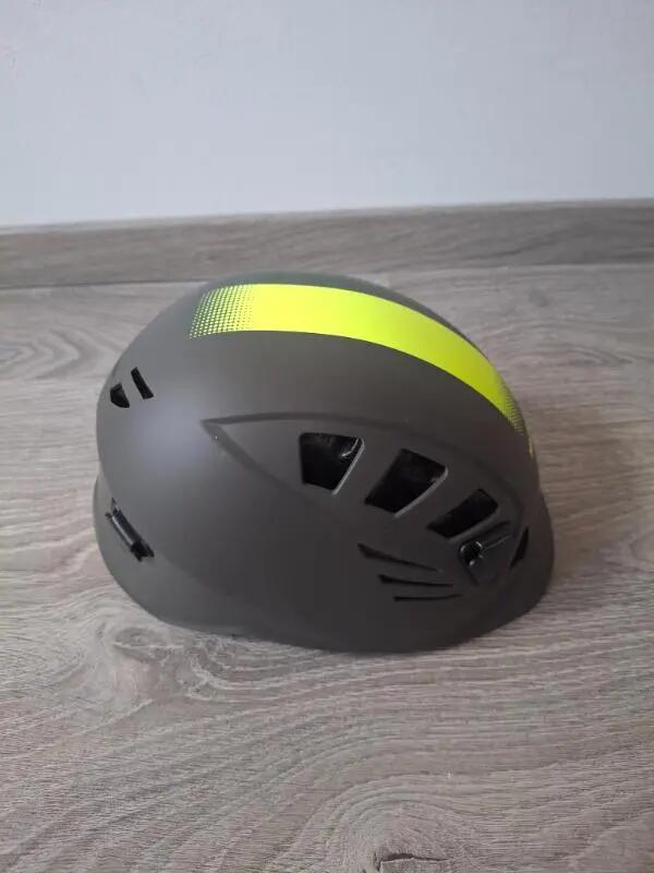 Tussen Particulieren - Helm voor klimmen en canyoning 4/7