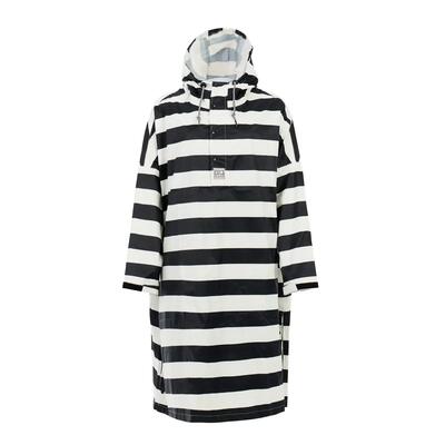 Dames regenponcho protest laugh