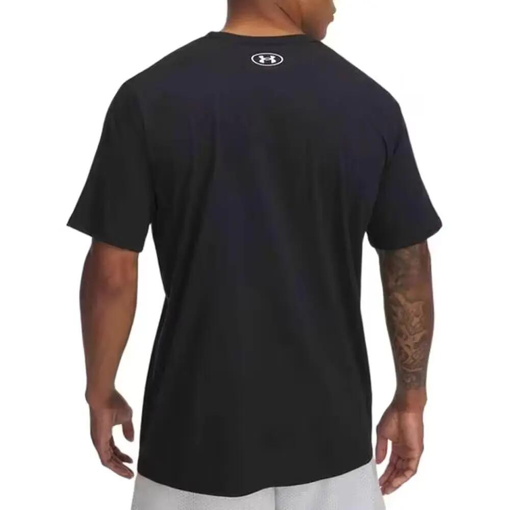 Camiseta Negra de Hombre Under Armour con Raya Camuflaje en el Pecho 3/4