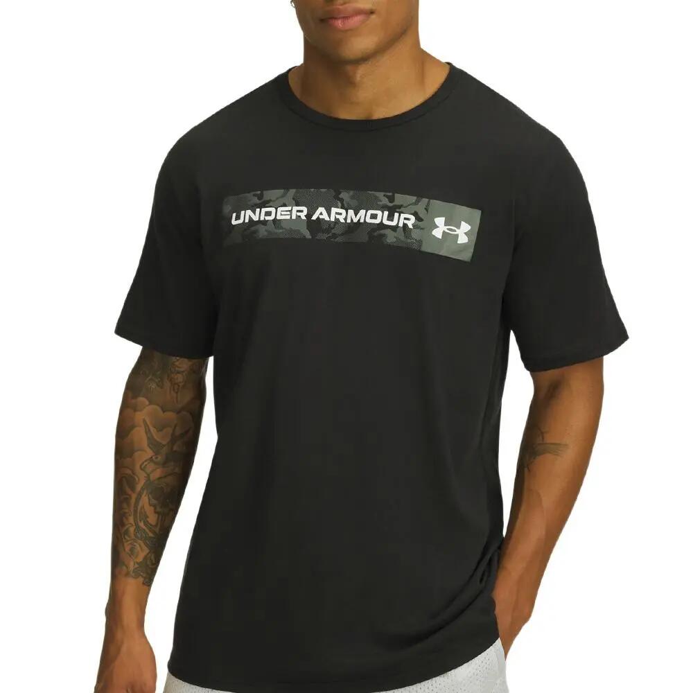 Camiseta Negra de Hombre Under Armour con Raya Camuflaje en el Pecho 2/4