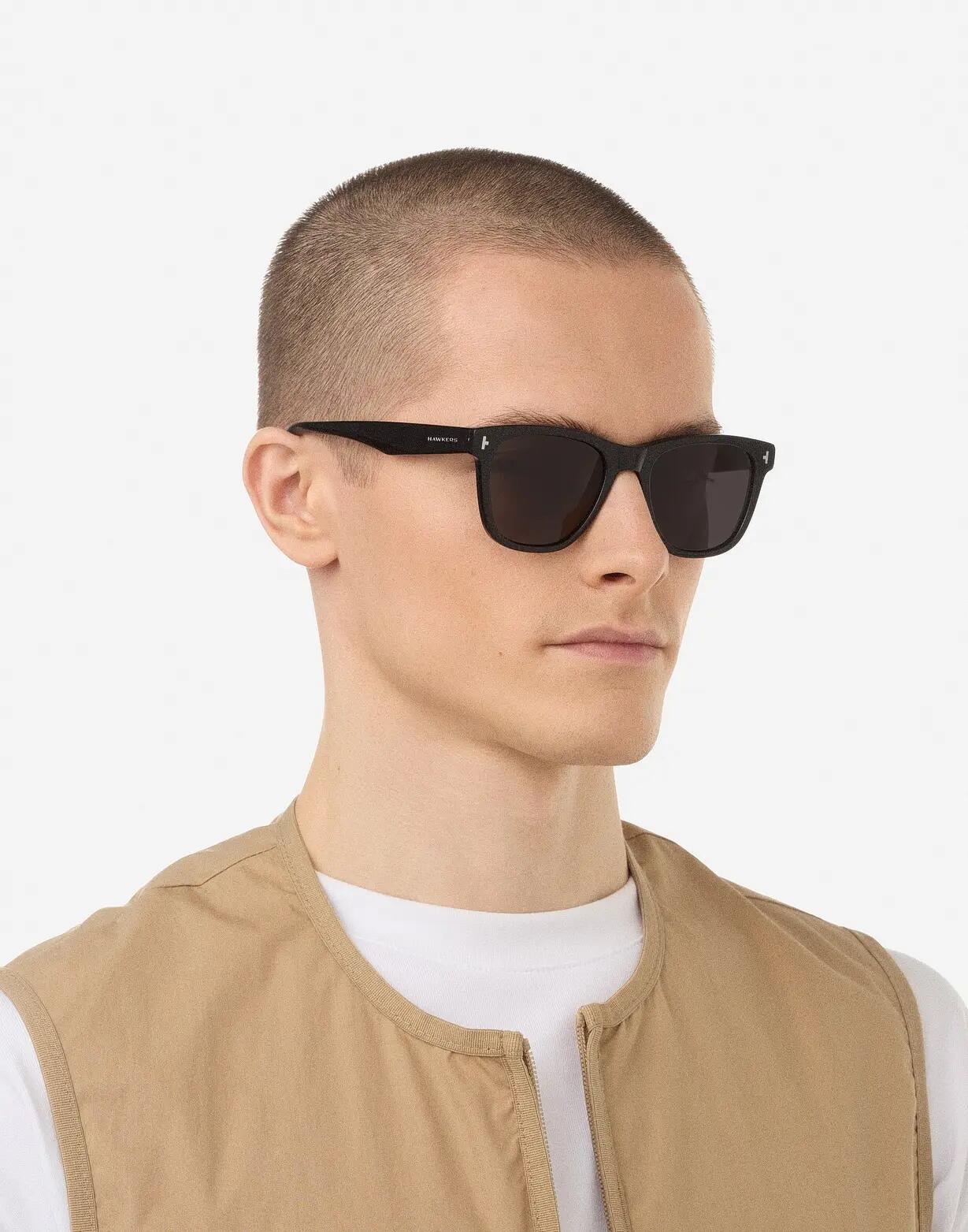 HAWKERS - Lunettes de soleil pour Homme et Femme POLARIZED BLACK DARK - ONE PAIR 7/8