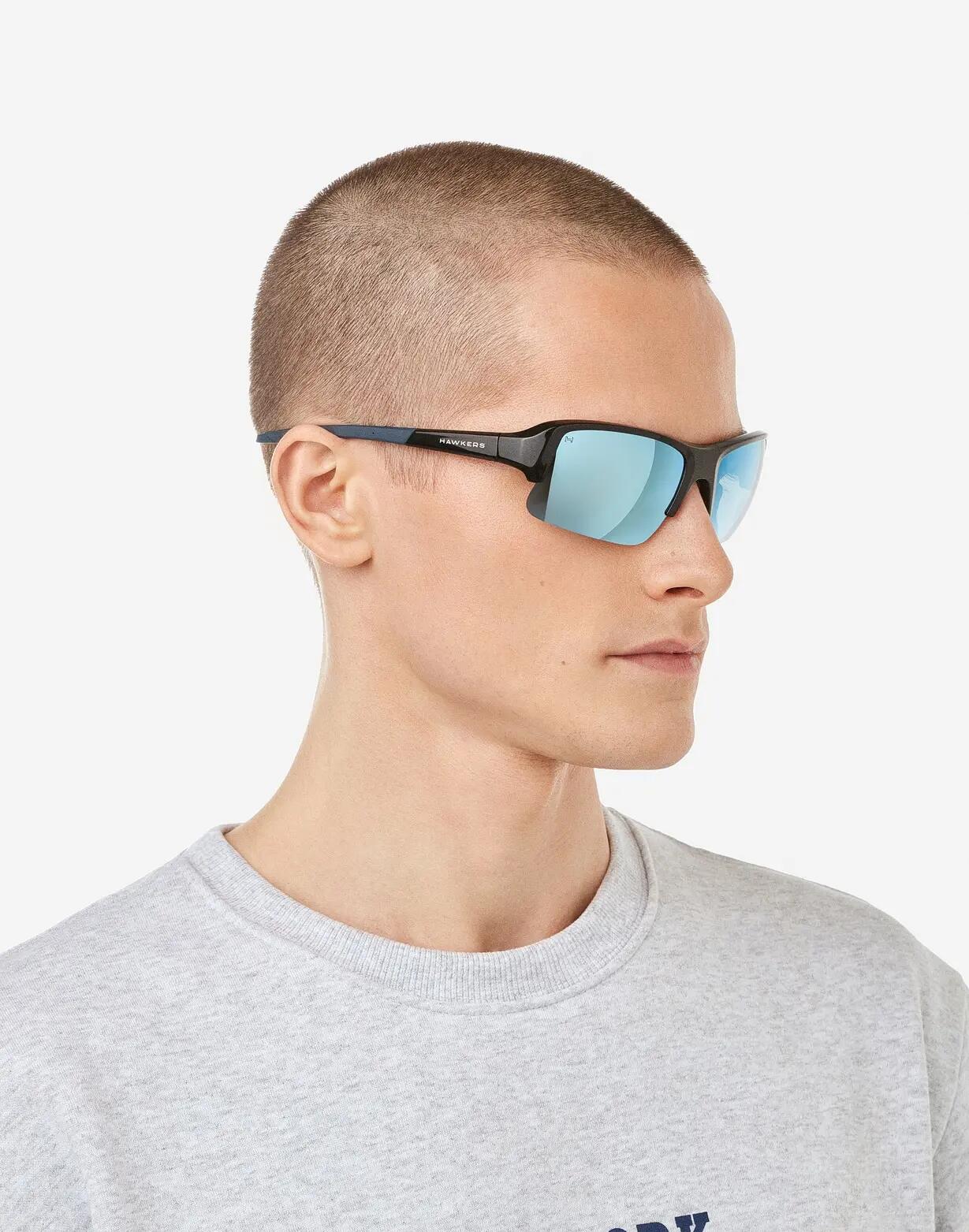 HAWKERS - Óculos de sol para Homen e Mulhere BLACK BLUE CHROME - BAT 6/8