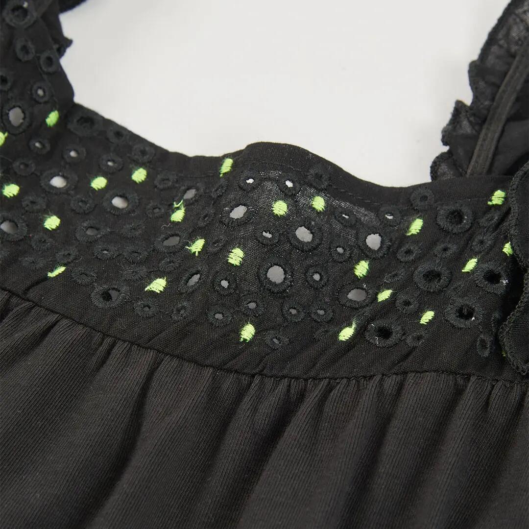 Vestido de punto para niña con bordados y volantes negro 3/4