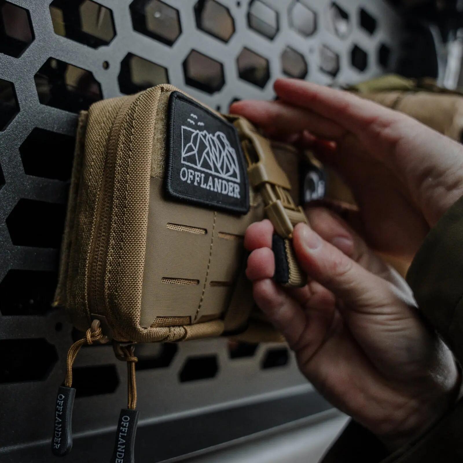 Bolsa tática OFFLANDER Molle com velcro para bateria externa e cabos, preta. 6/6