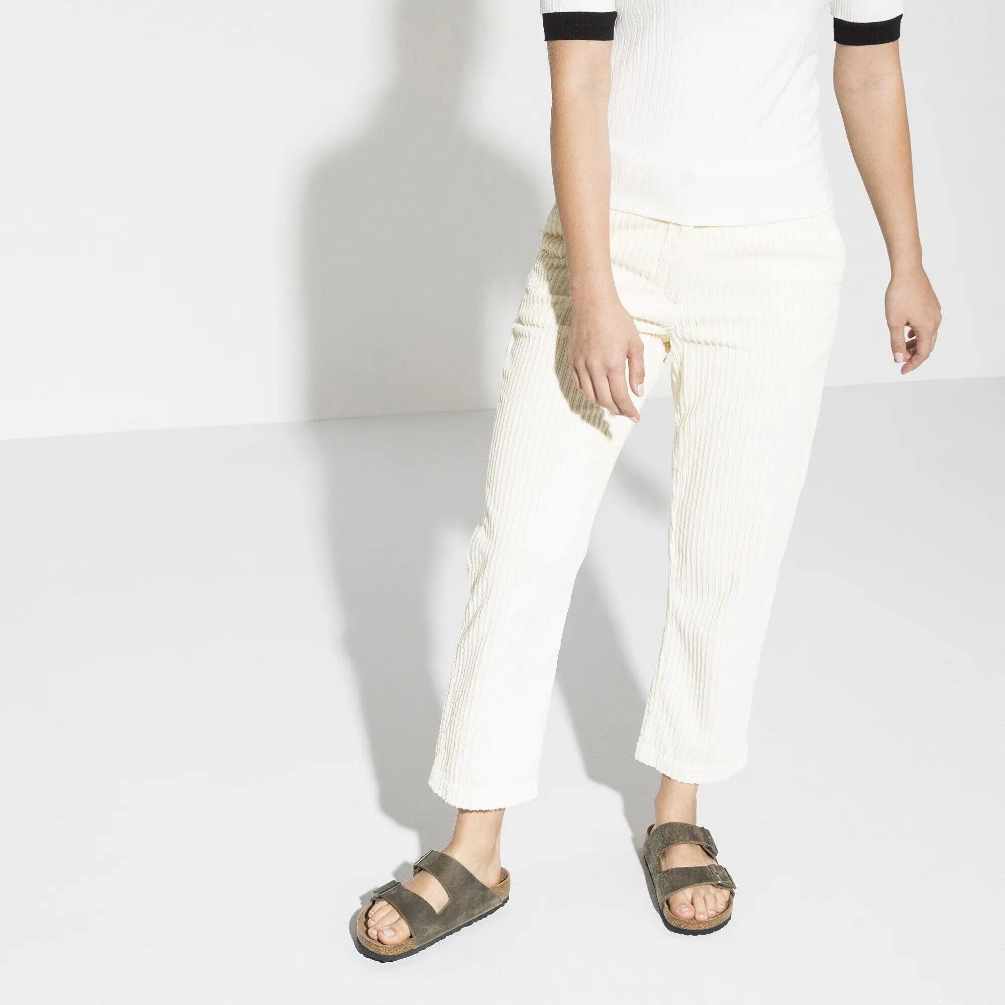 Sandálias femininas Birkenstock Arizona com palmilha macia em couro oleado, verd 5/8