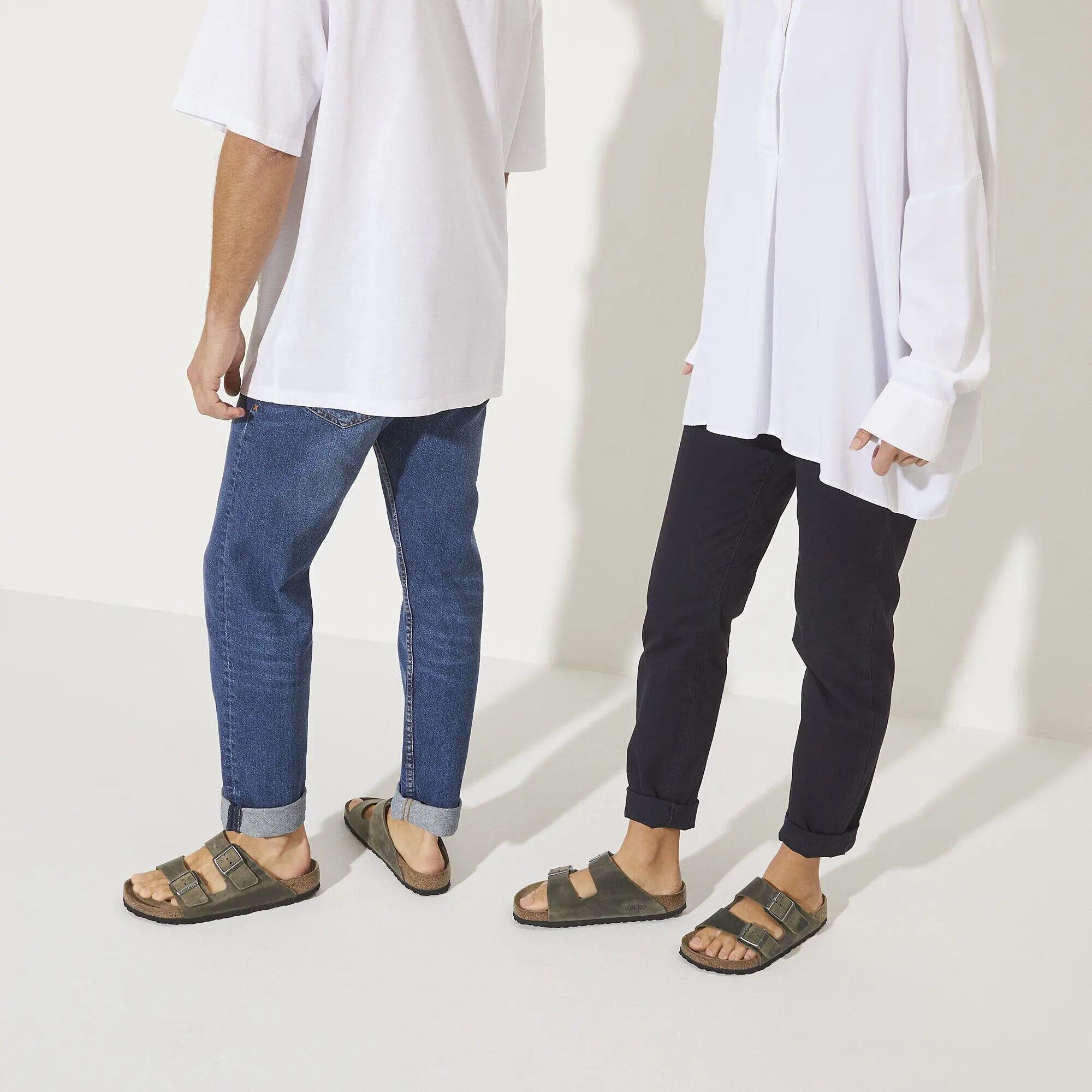 Sandálias femininas Birkenstock Arizona com palmilha macia em couro oleado, verd 7/8