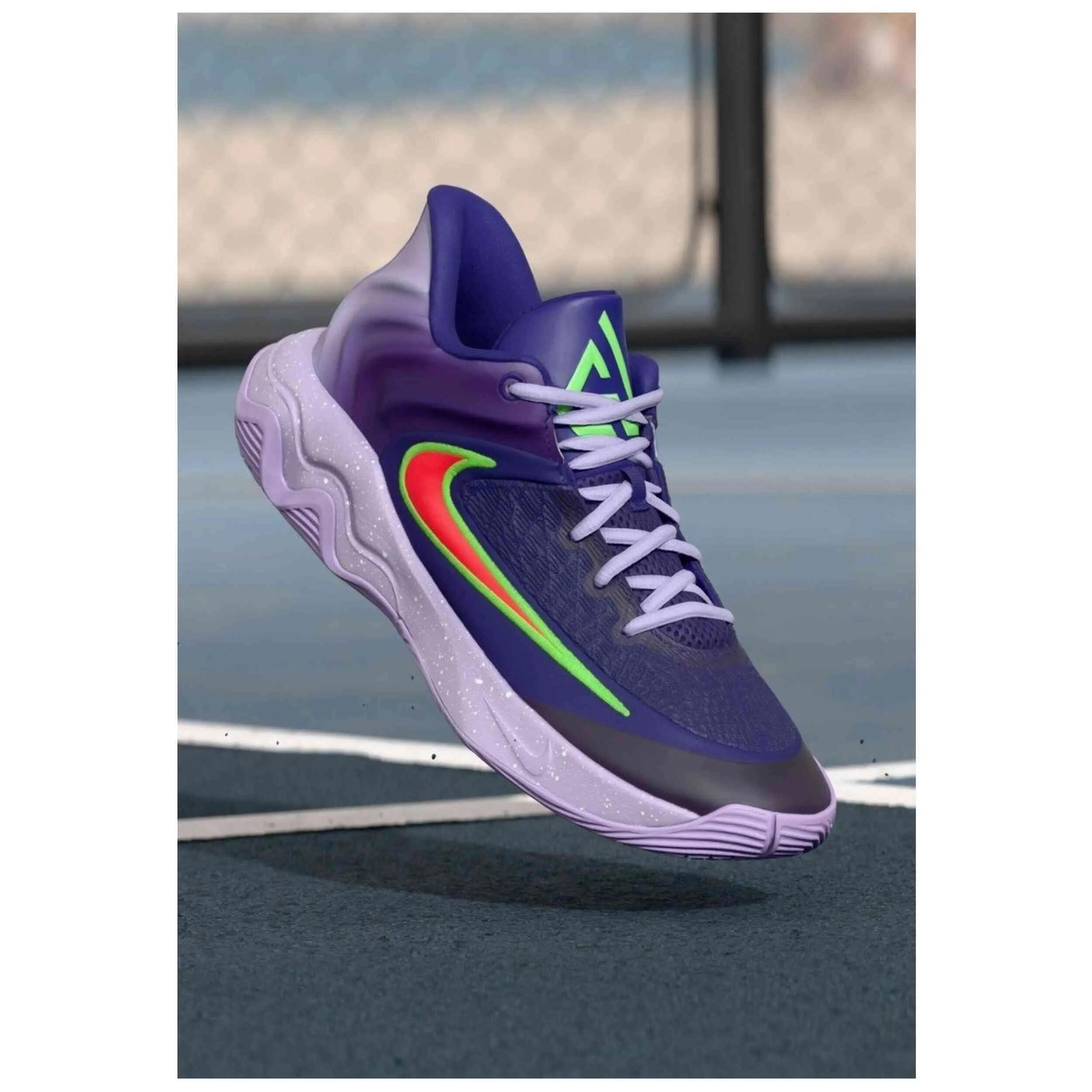Tênis de basquete Nike modelo FQ3680-502 para homem 3/4