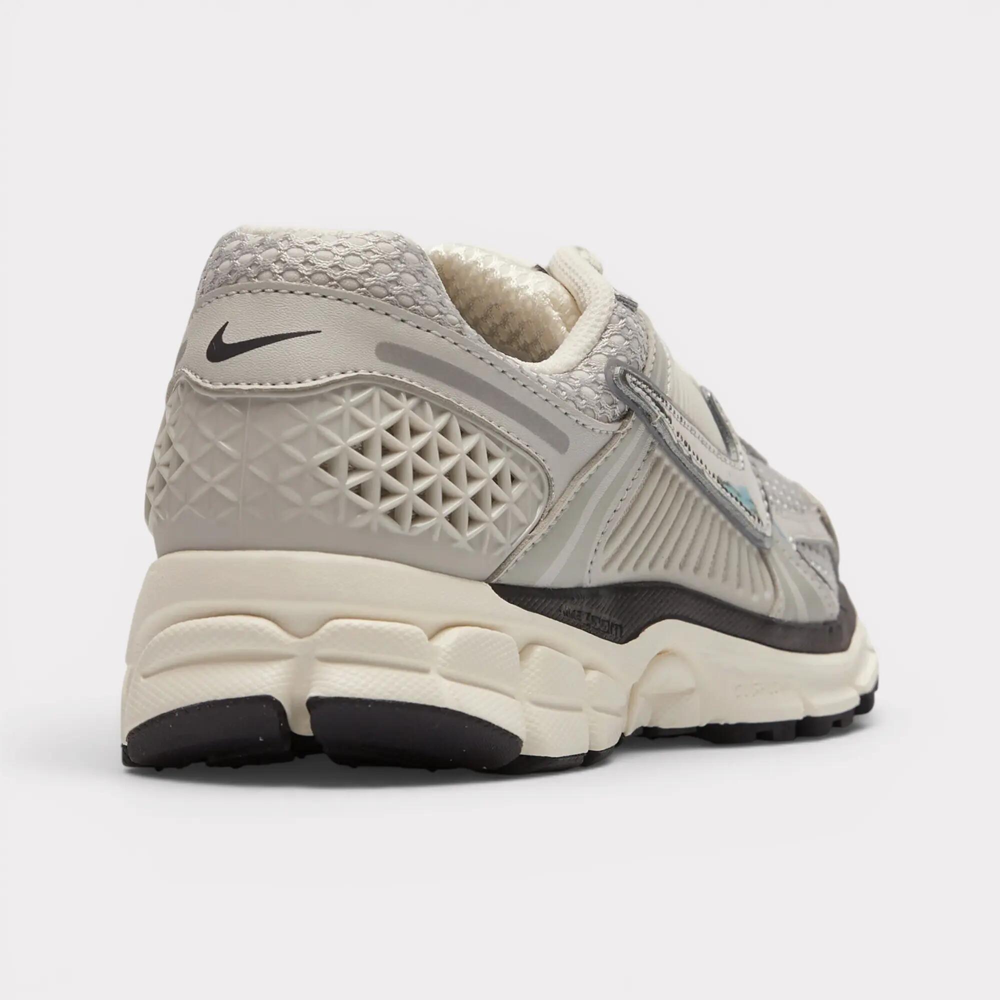 Running shoes - Cushioned Vomero 5 - Photon Dust/Chrome 4/6