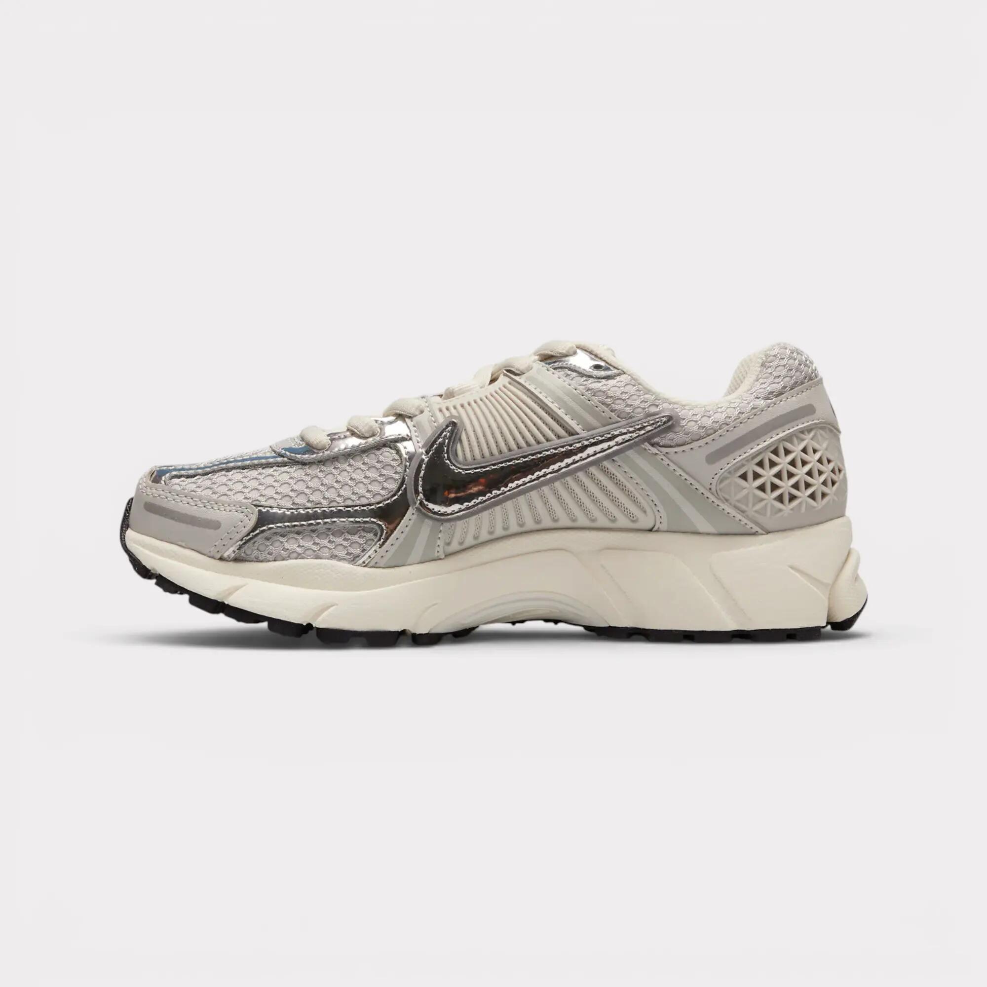 Running shoes - Cushioned Vomero 5 - Photon Dust/Chrome 3/6