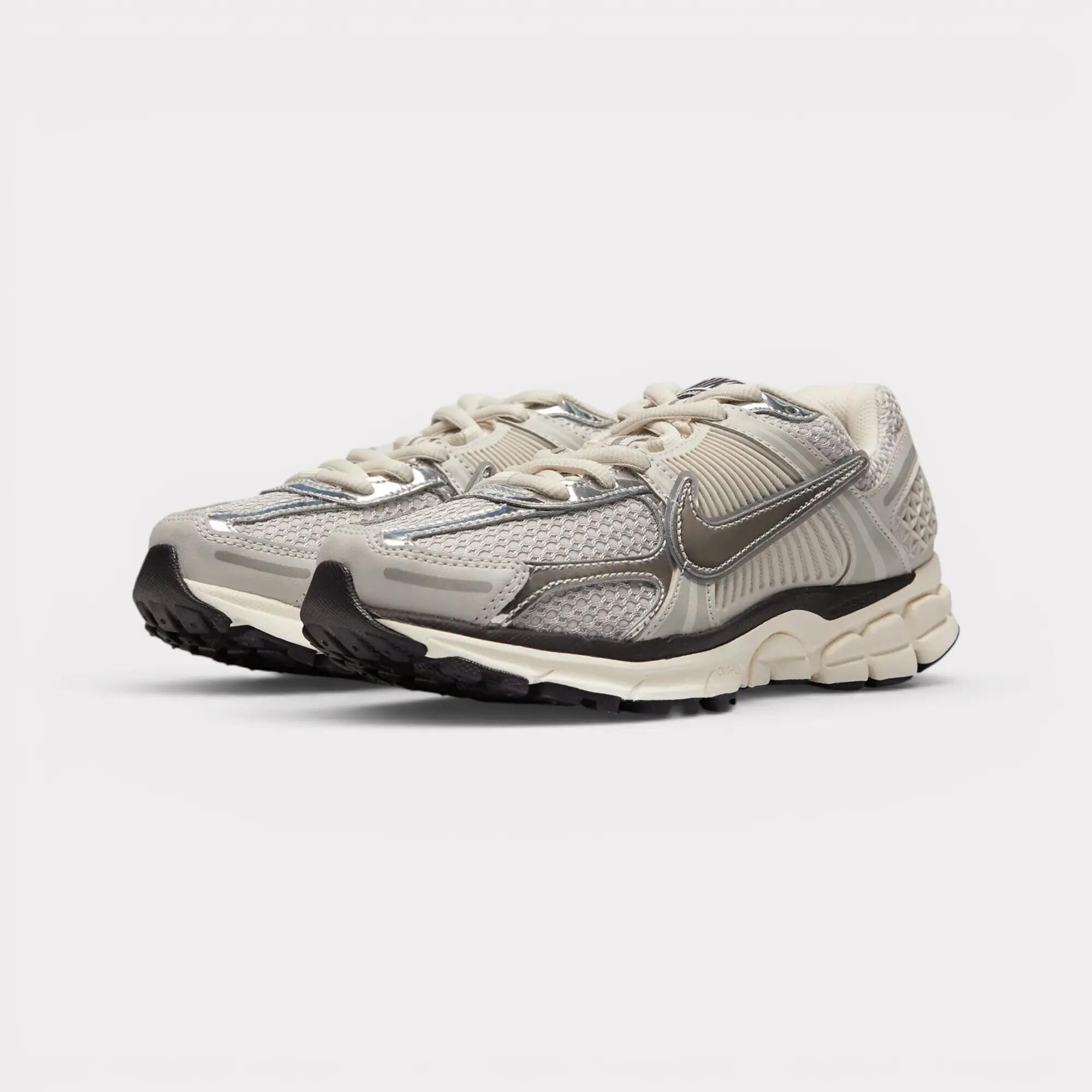 Running shoes - Cushioned Vomero 5 - Photon Dust/Chrome 2/6