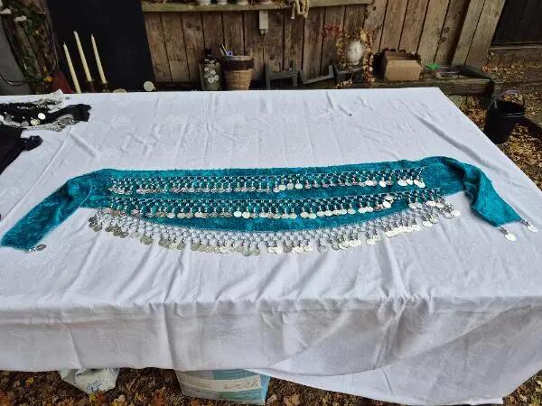 Tussen Particulieren - Muntjesgordel turquoise velours met haakwerk 2/2