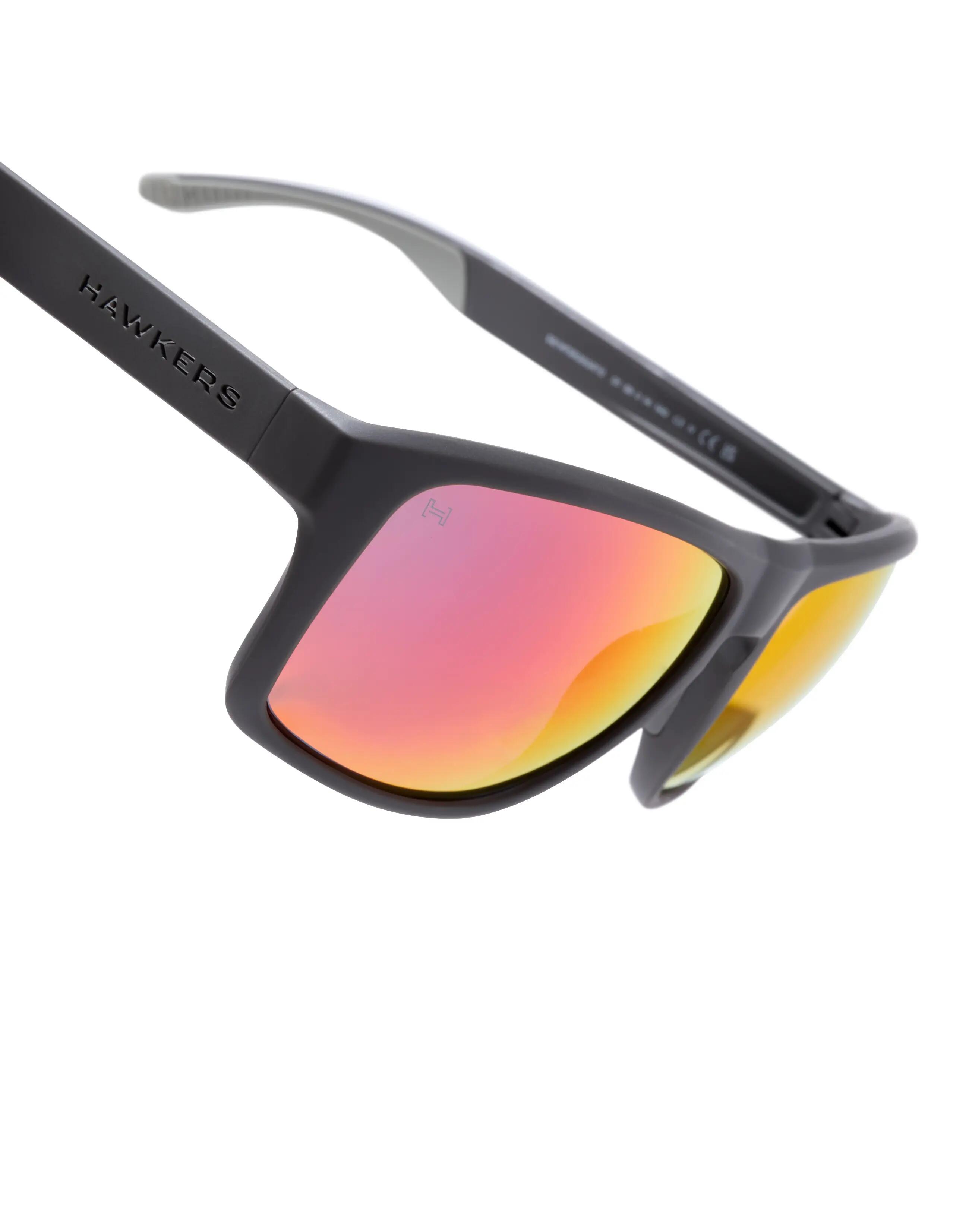 HAWKERS - Óculos de Sol para Homem e Mulher FASTER SPORT RAW - URBAN GREY RUBY 4/6