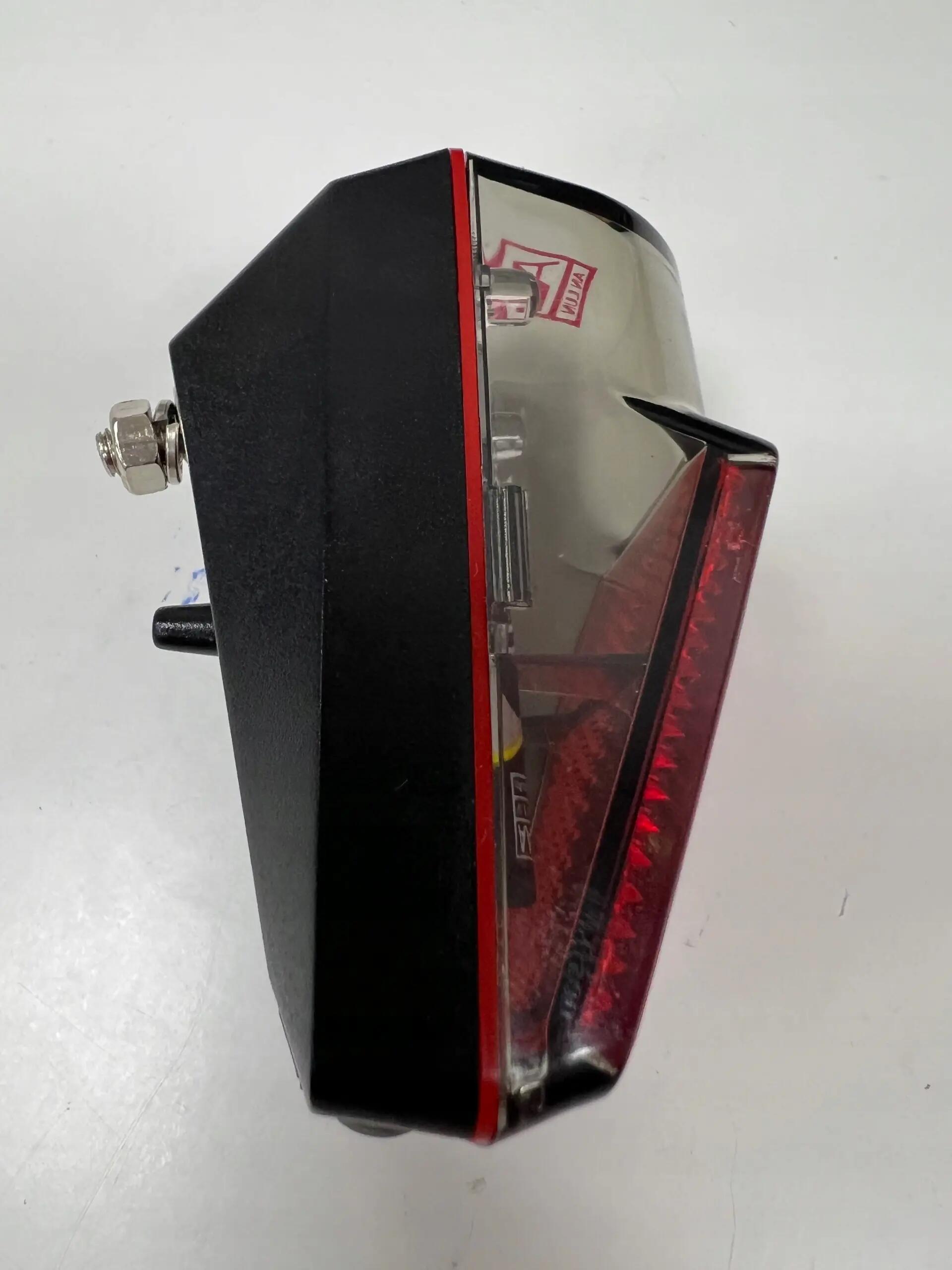 Luz traseira para bicicleta Anlun para para-lama + baterias 4 lúmens 3/4