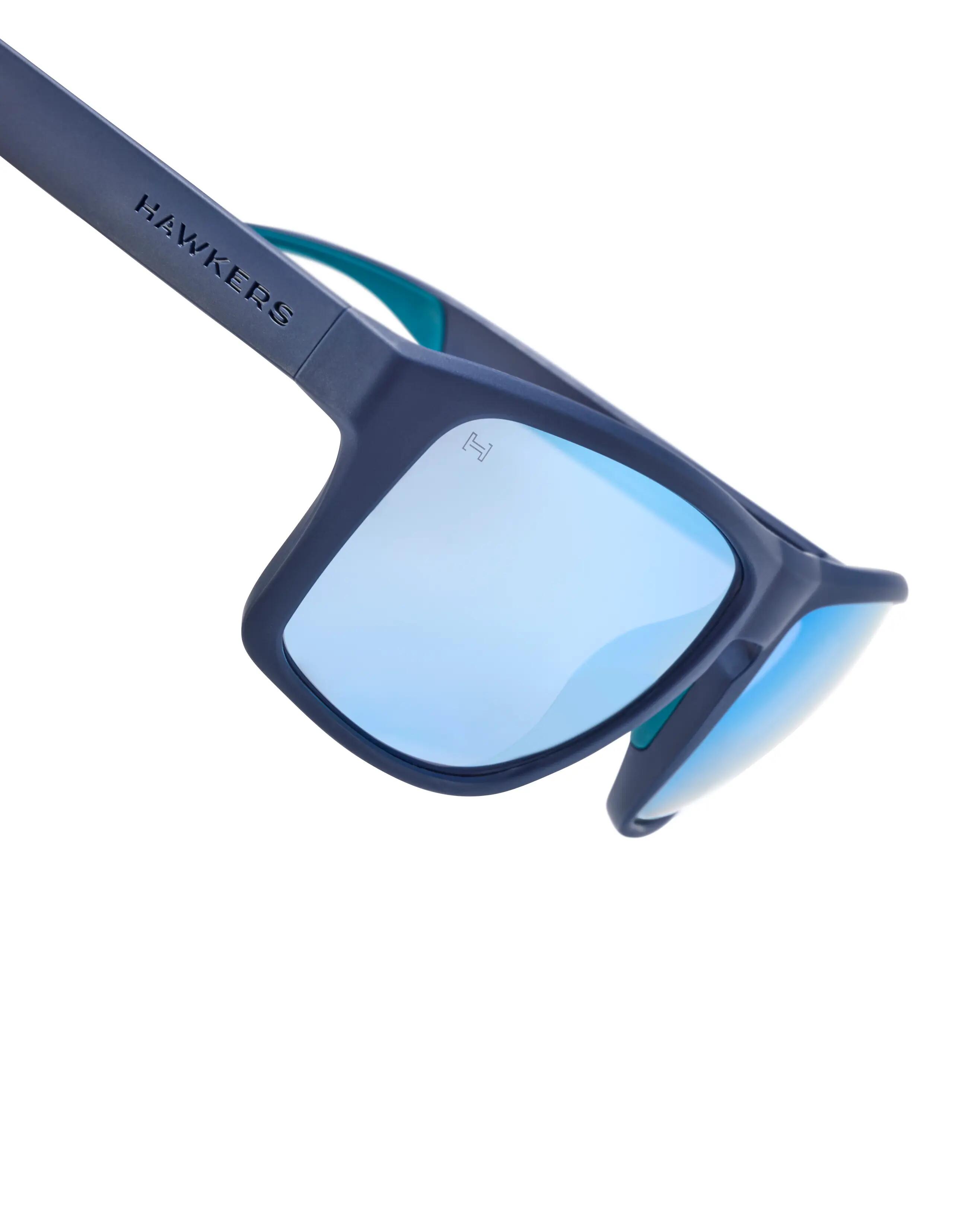 HAWKERS - Zonnebrillen voor Heren en Dames FASTER SPORT RAW - NAVY BLUE CHROME 4/6
