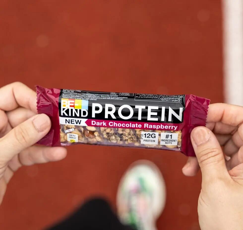 BE-KIND Protein Riegel Dark Chocolate Raspberry 2x12x50g unterwegs & Training 5/6