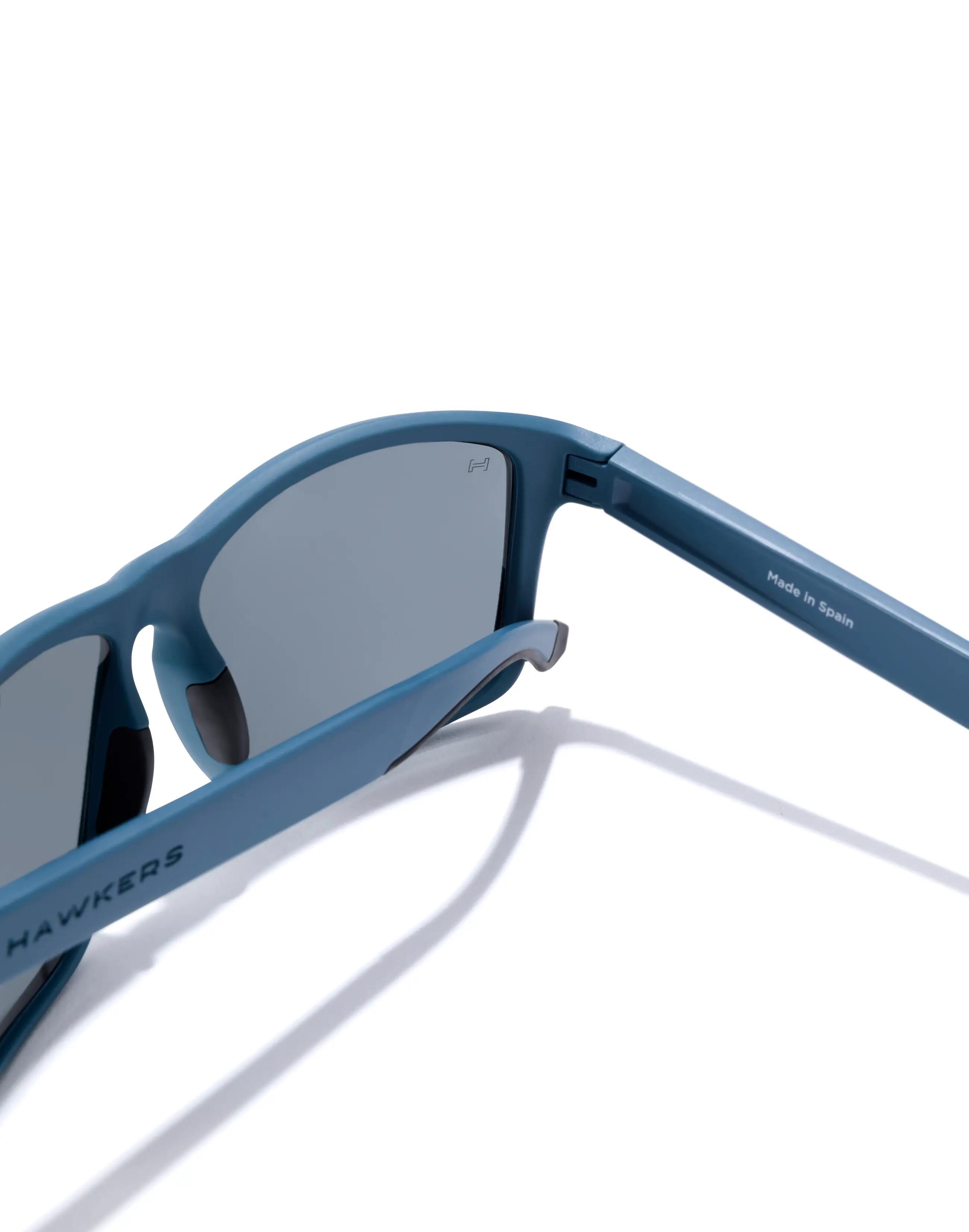HAWKERS - Zonnebrillen voor Heren en Dames FASTER SPORT RAW - SHADOW BLUE BLACK 5/6