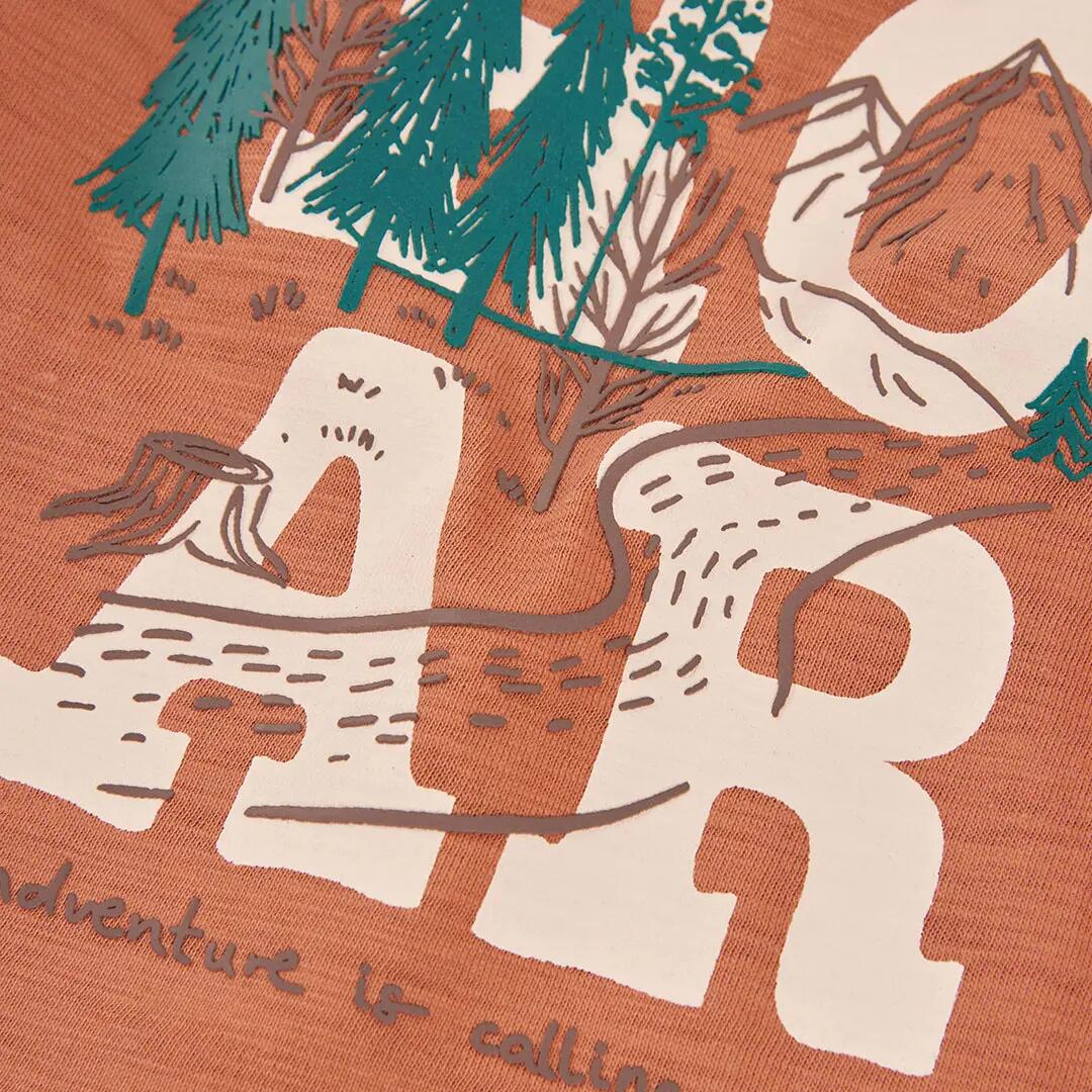 Camiseta niño marrón estampado aventura 3/4
