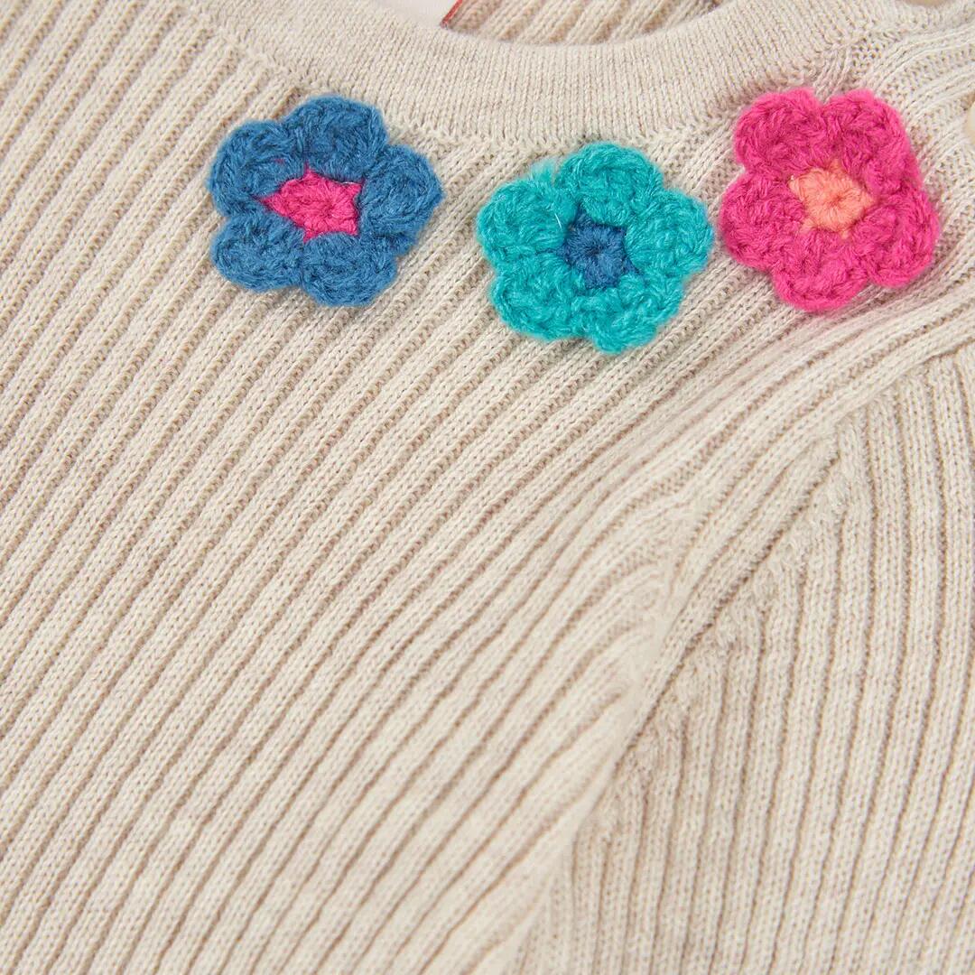 Vestido beige con flores de crochet 3/4