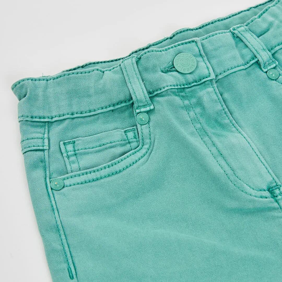 Pantalón cargo verde niña con bolsillos 3/4