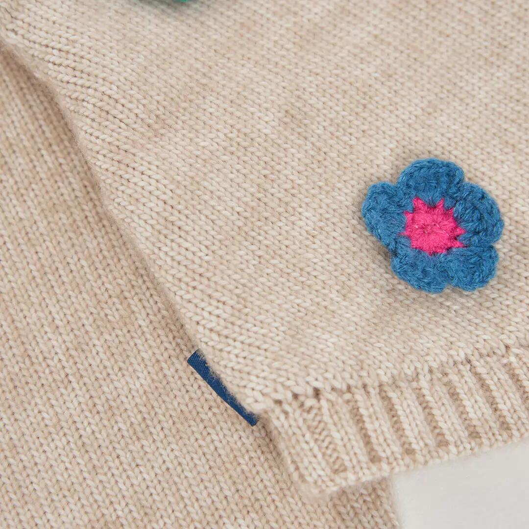 Jersey beige niña con flores de crochet 4/4