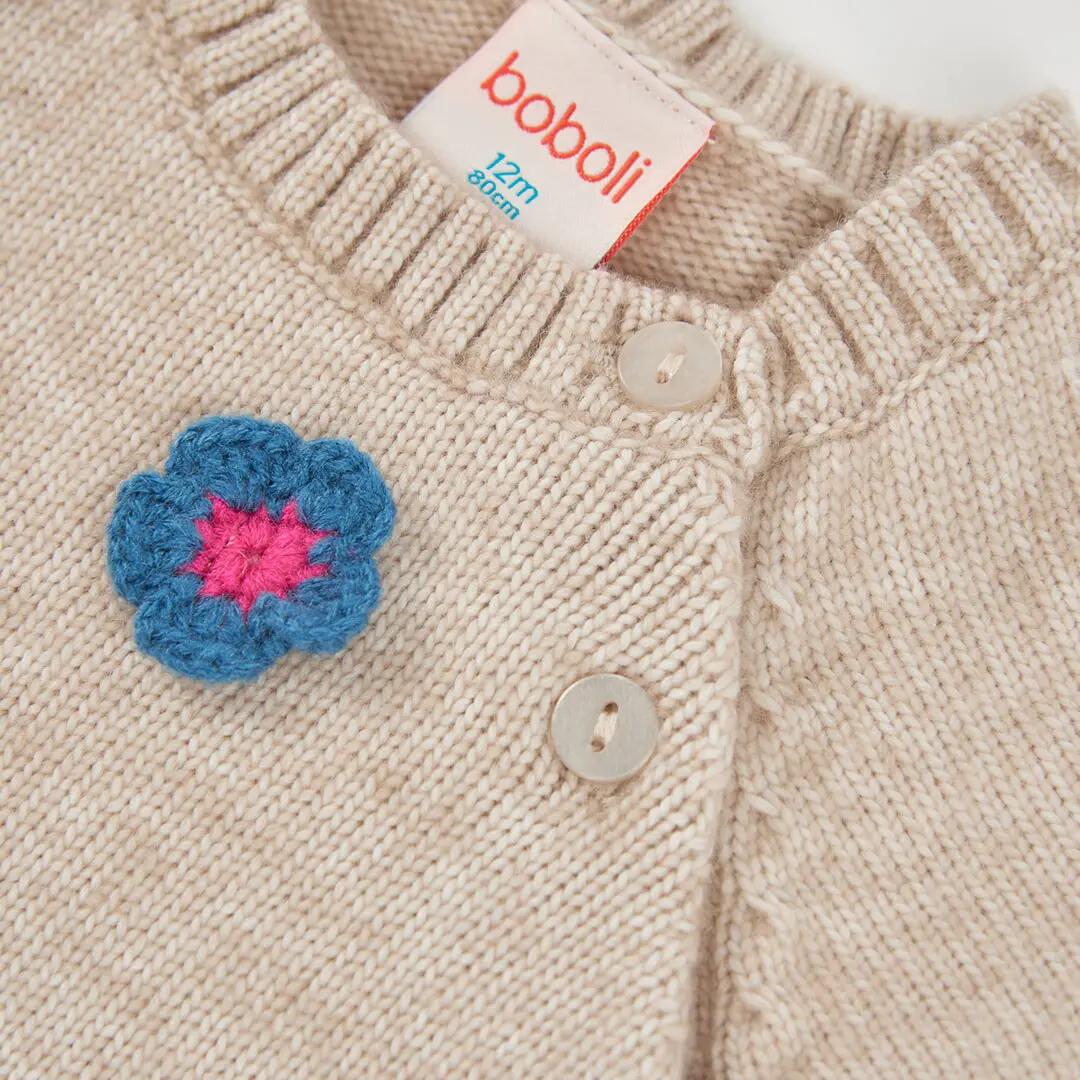 Jersey beige niña con flores de crochet 3/4