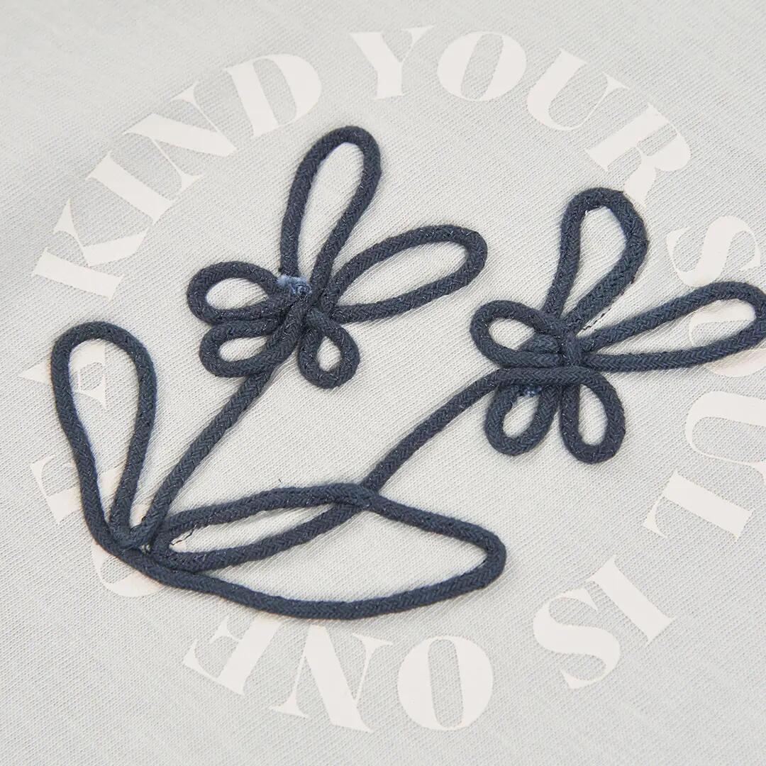 Camiseta punto niña gris con flores bordadas 3/4