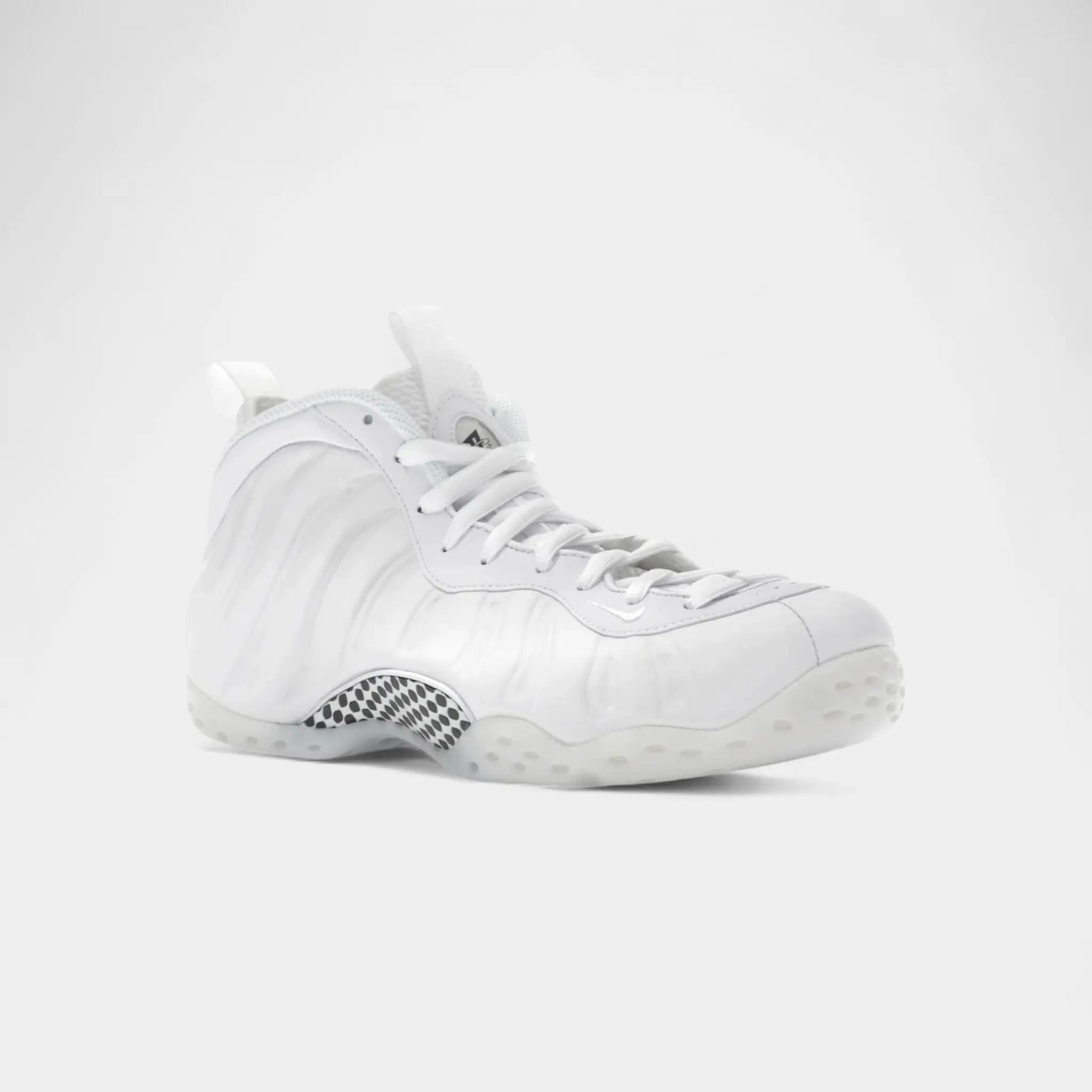 Nike Air Foamposite One Triple White 2/5