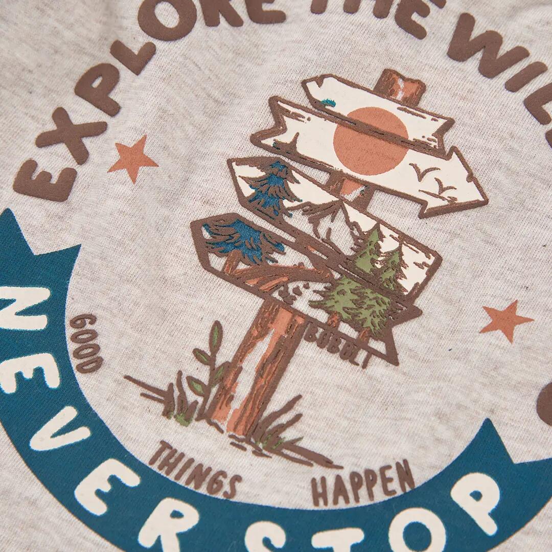 Camiseta punto niño beige estampado aventura 3/4
