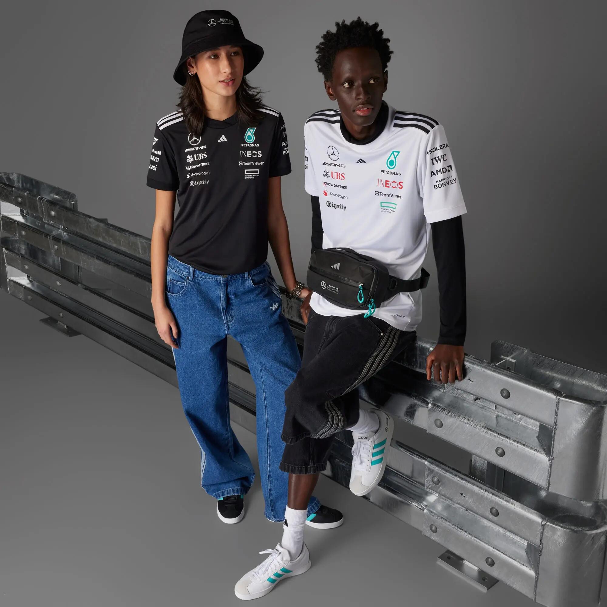 Dres Mercedes - AMG PETRONAS FORMULA ONE TEAM DRIVER 6/12