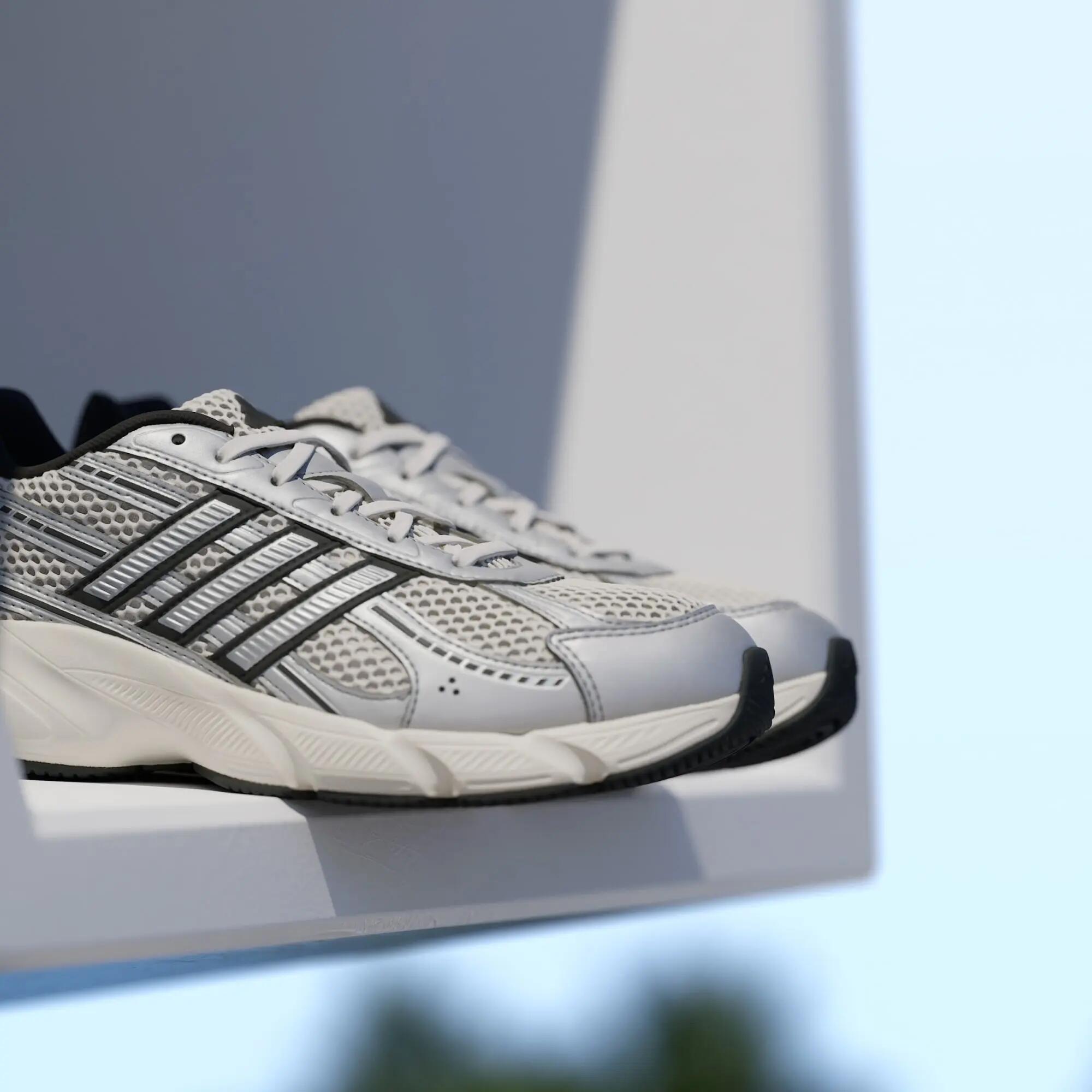 TECHNOCHAOS 2000 SCHOENEN 4/16