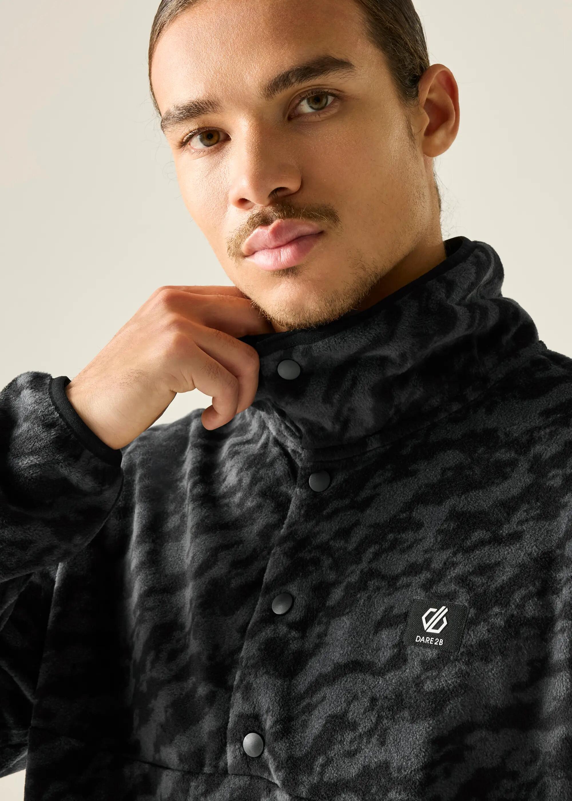 Sudadera polar estampada con media cremallera para hombre. 6/6